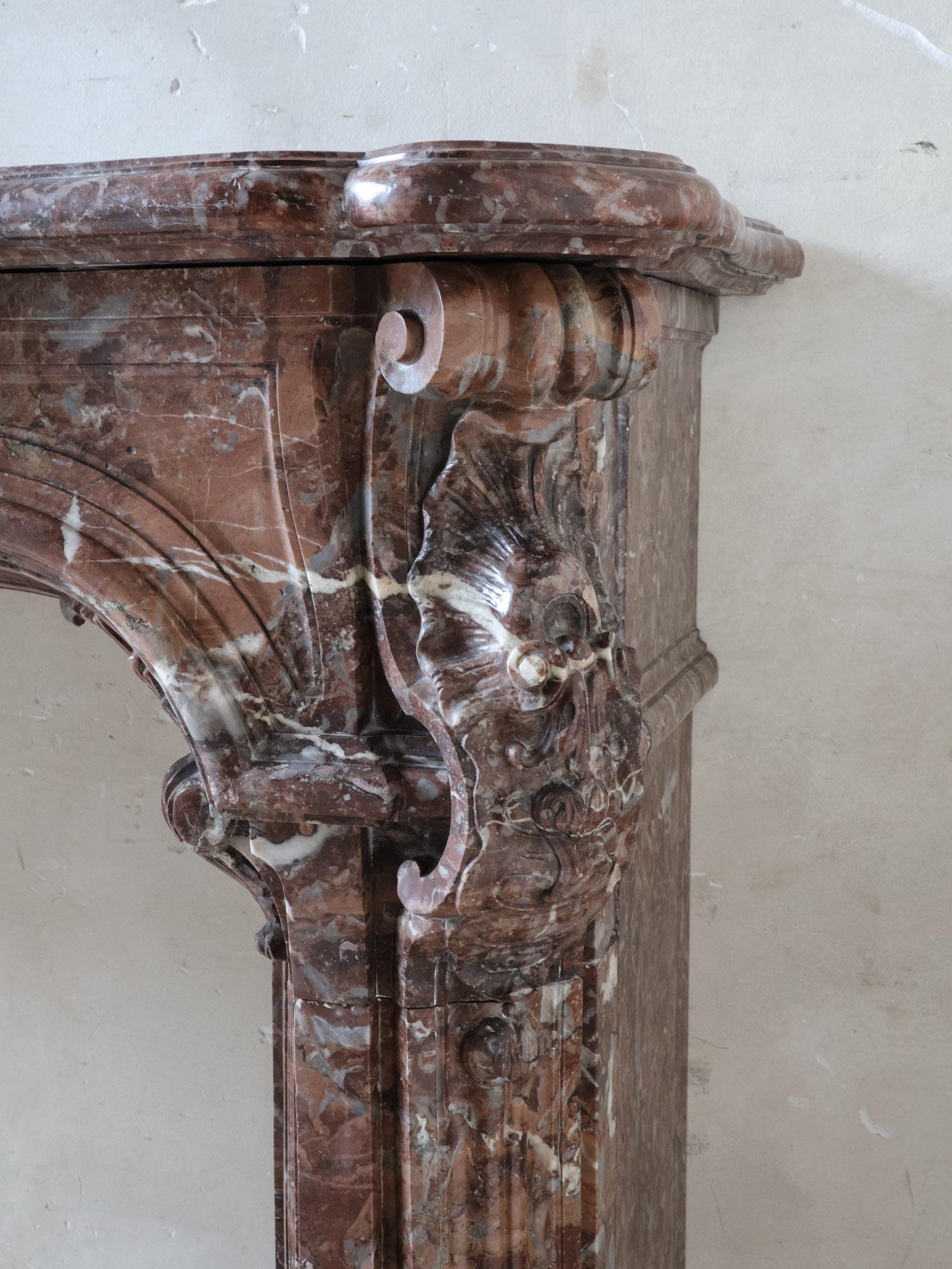 Monumental chimenea antigua de mármol Rouge Royal - Obra maestra ricamente ornamentada en venta 7