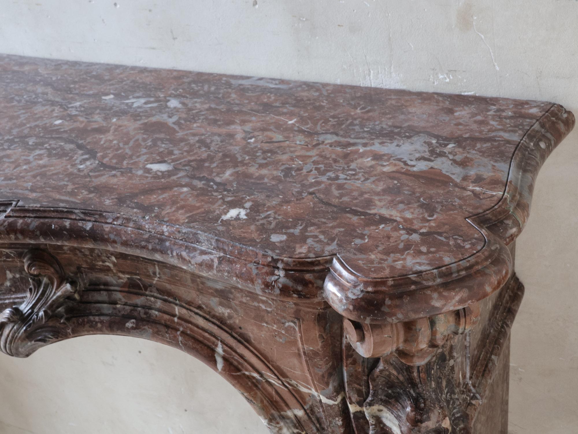 Monumental chimenea antigua de mármol Rouge Royal - Obra maestra ricamente ornamentada en venta 8