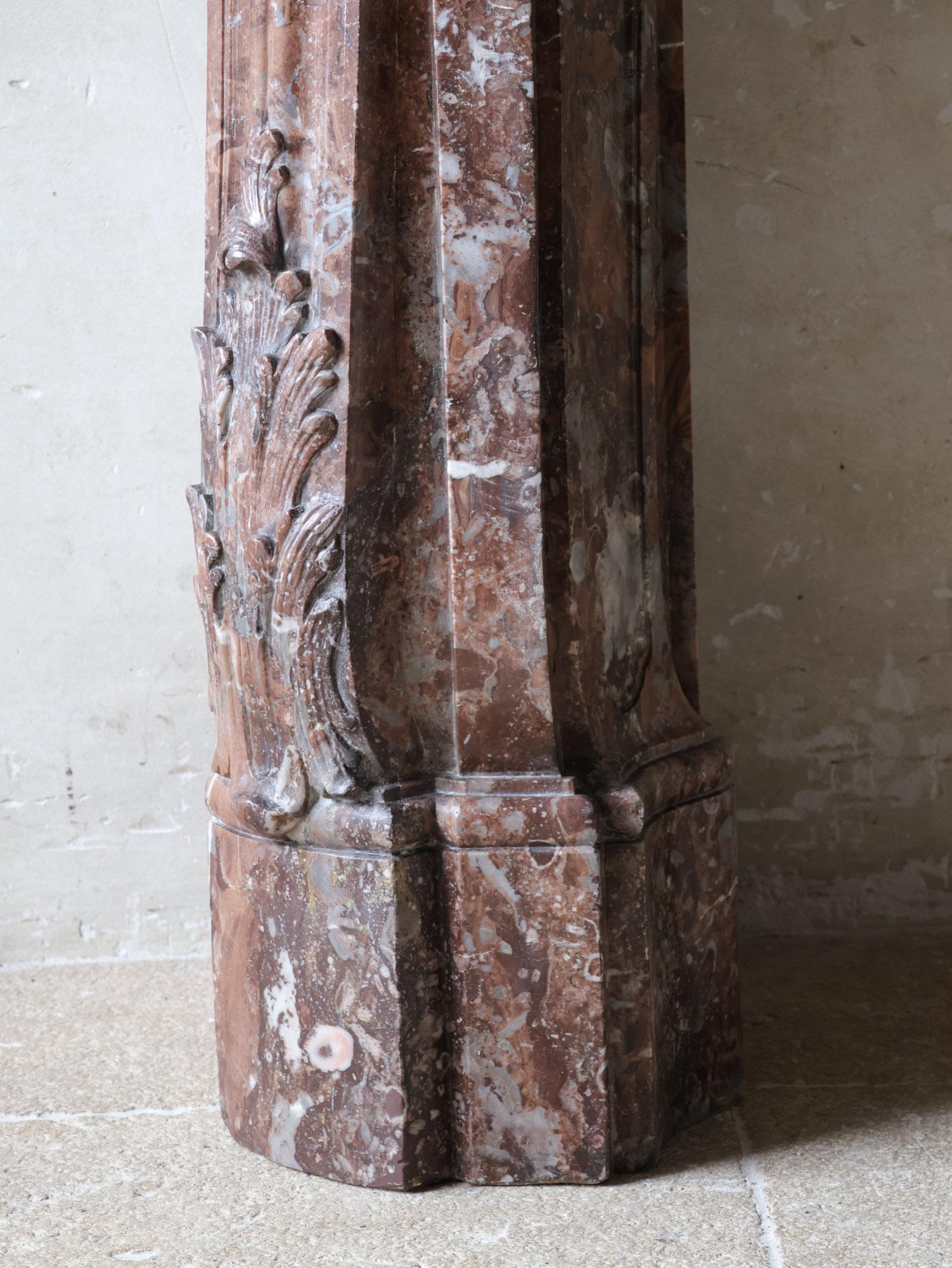 Monumental chimenea antigua de mármol Rouge Royal - Obra maestra ricamente ornamentada en venta 9