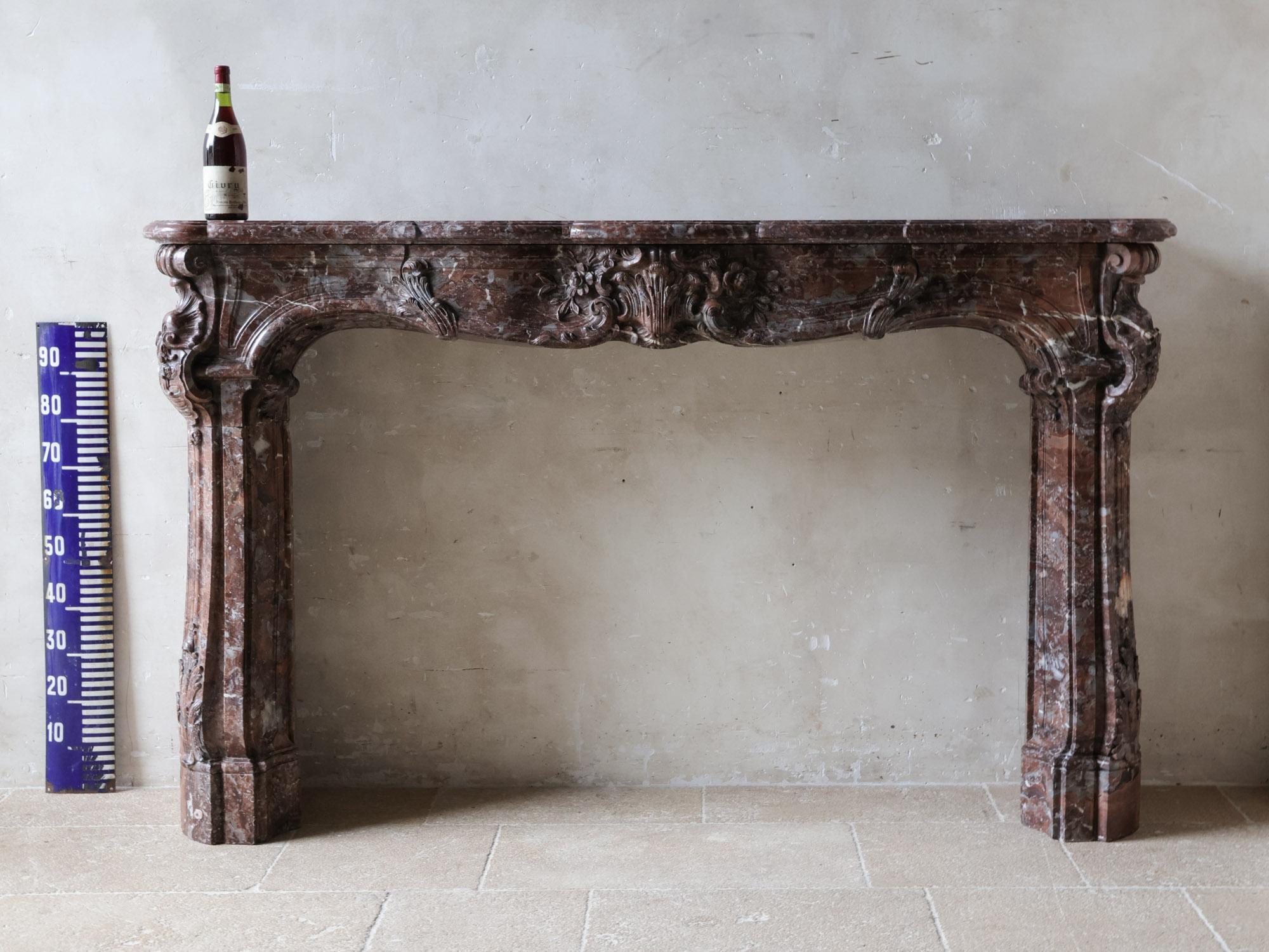 Monumental chimenea antigua de mármol Rouge Royal - Obra maestra ricamente ornamentada en venta 10