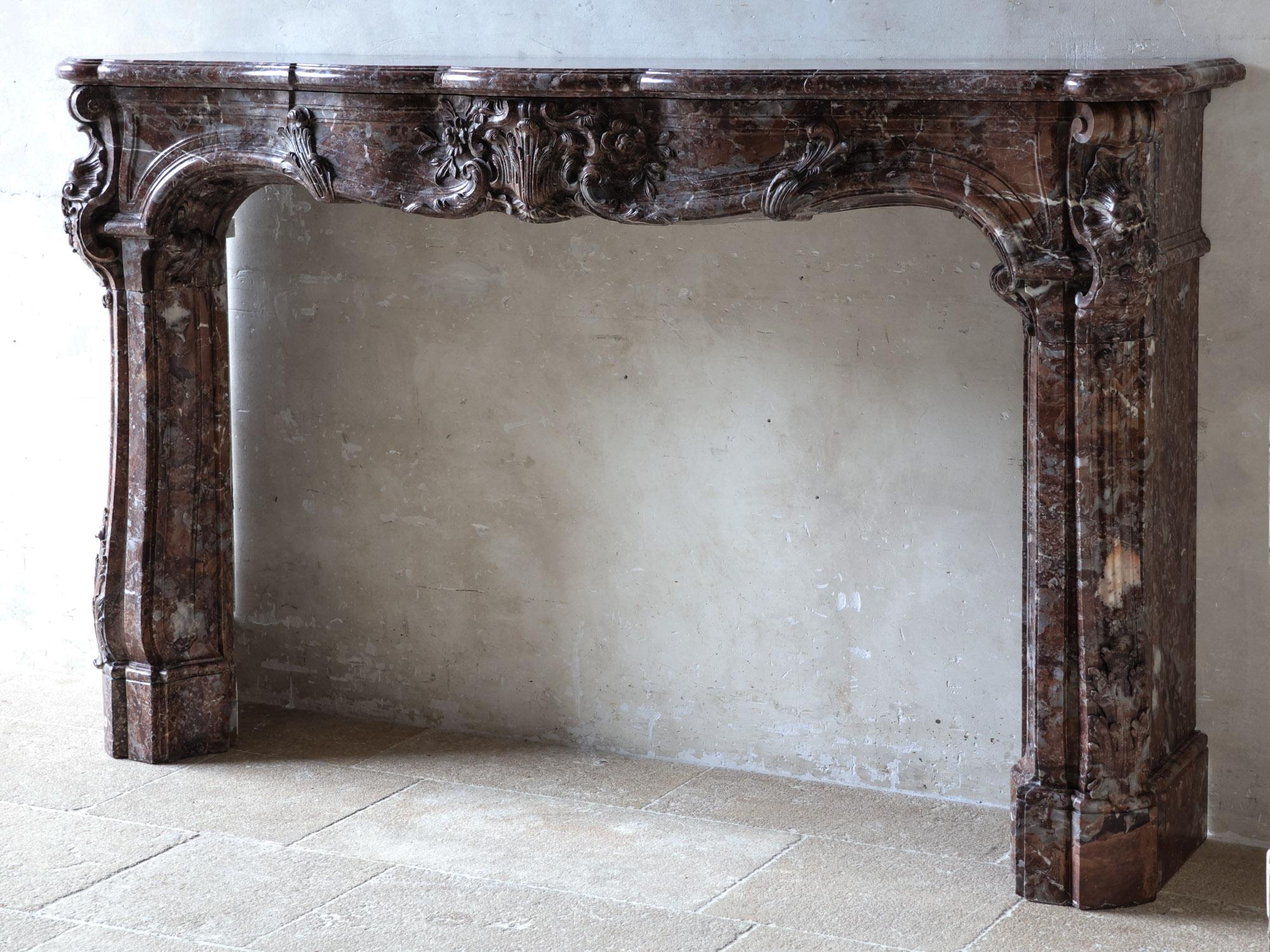 Monumental chimenea antigua de mármol Rouge Royal - Obra maestra ricamente ornamentada en Bueno estado para la venta en Baambrugge, NL