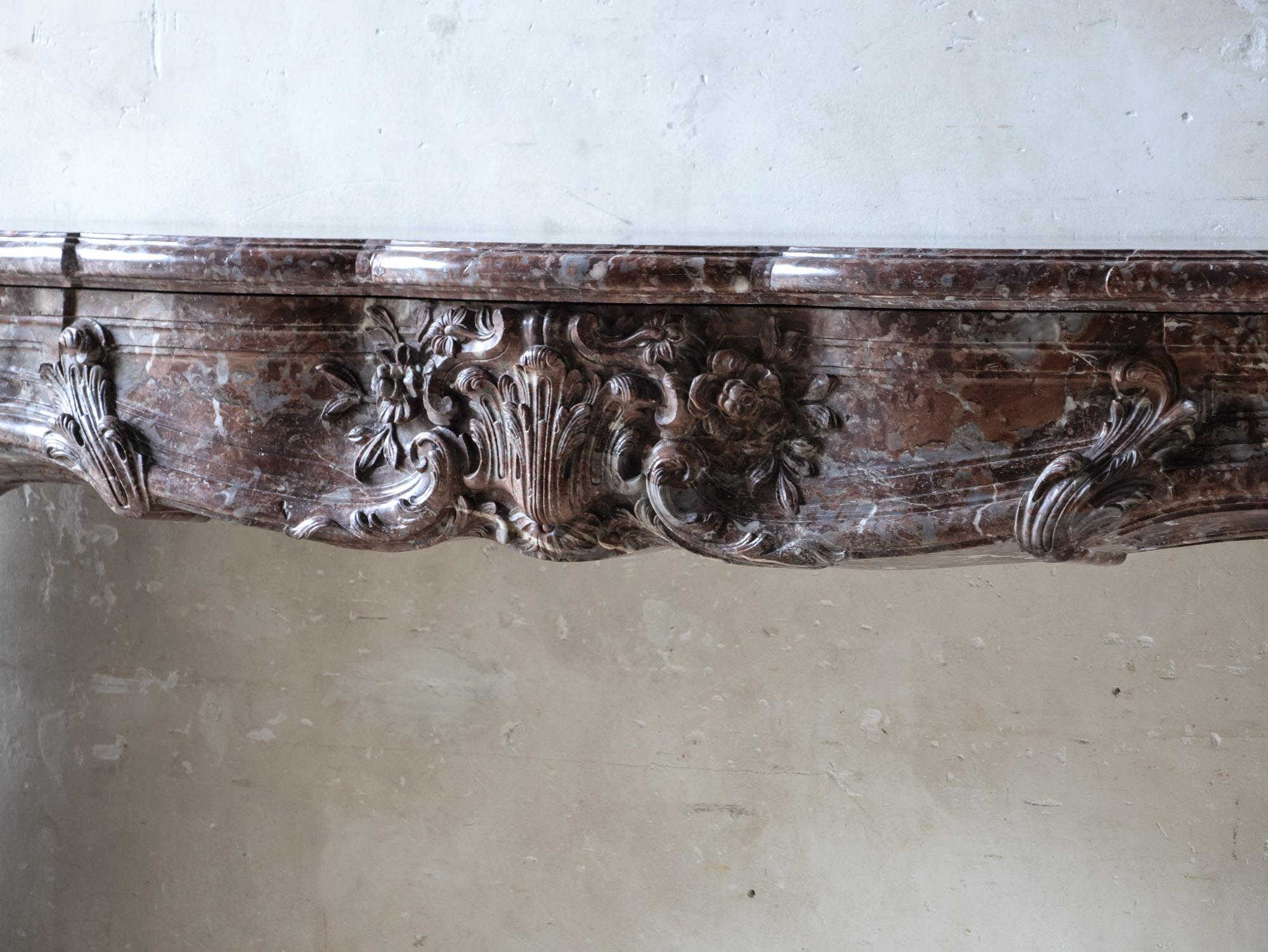 Monumental chimenea antigua de mármol Rouge Royal - Obra maestra ricamente ornamentada siglo XVIII y antes en venta