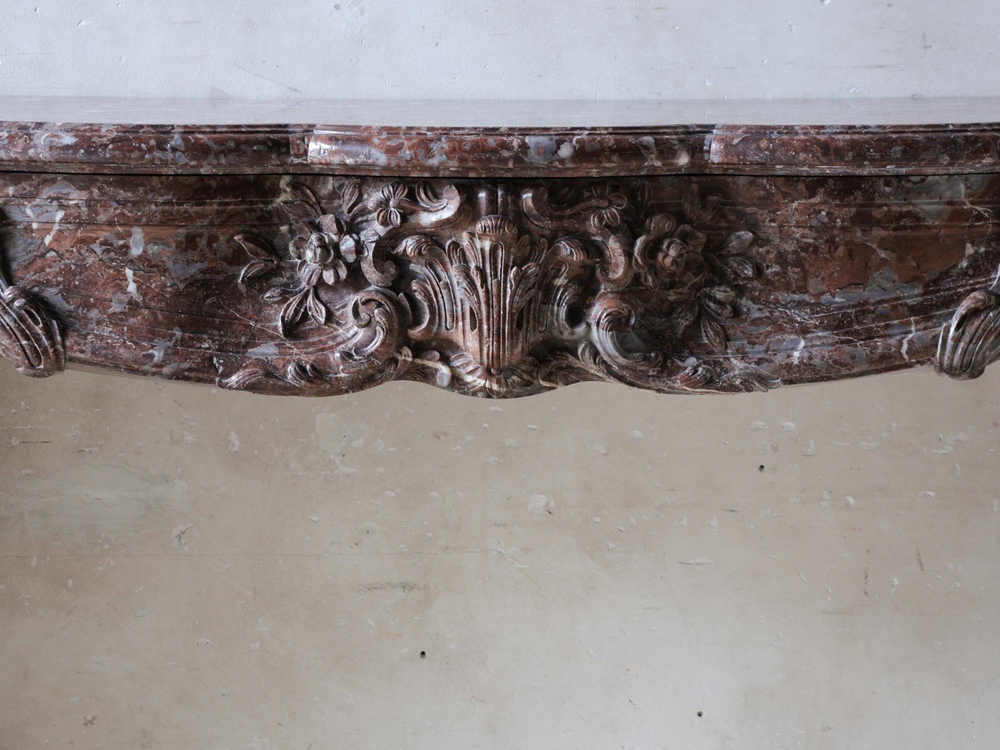 Monumental chimenea antigua de mármol Rouge Royal - Obra maestra ricamente ornamentada Mármol en venta