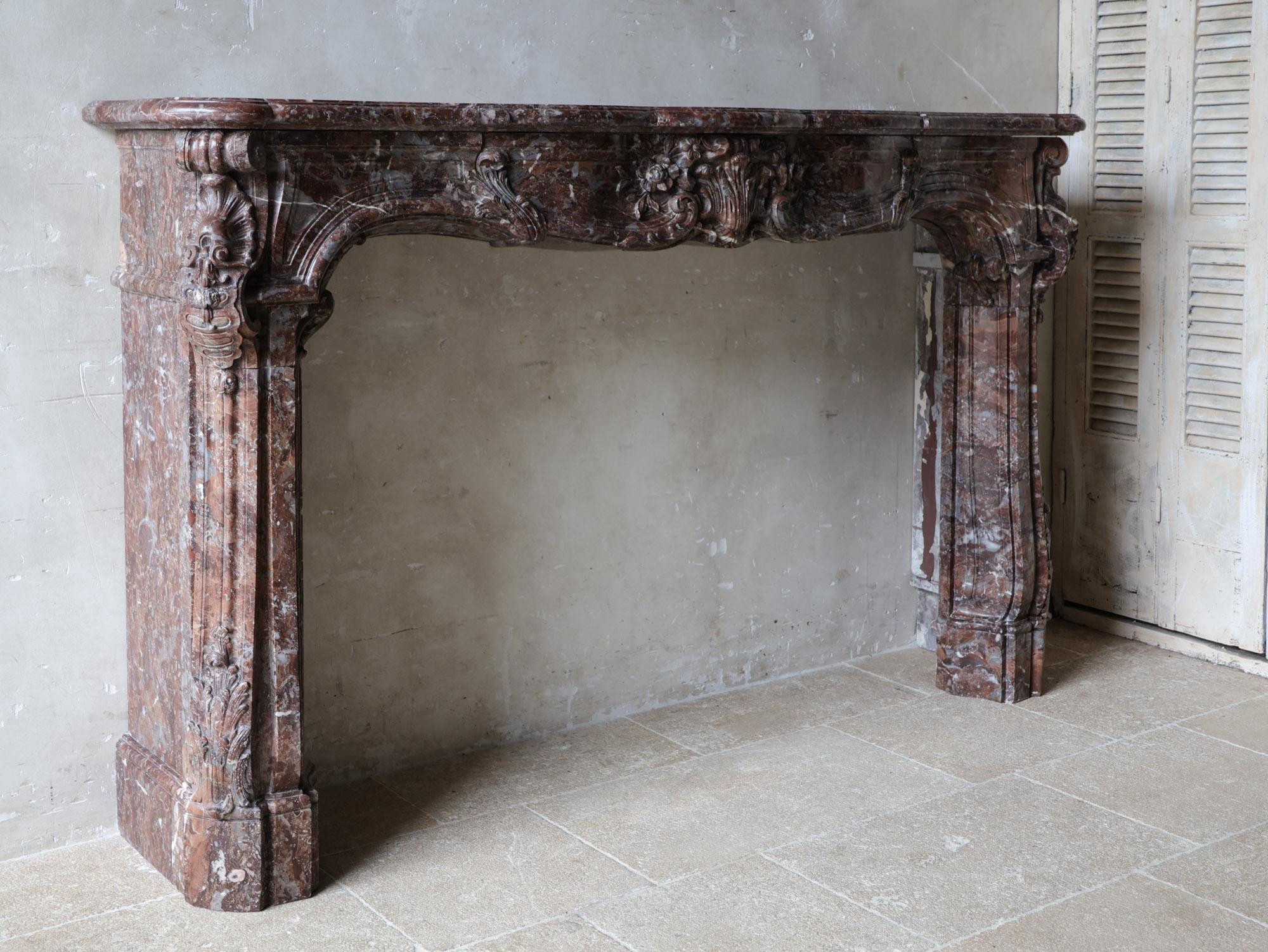 Monumental chimenea antigua de mármol Rouge Royal - Obra maestra ricamente ornamentada en venta 1