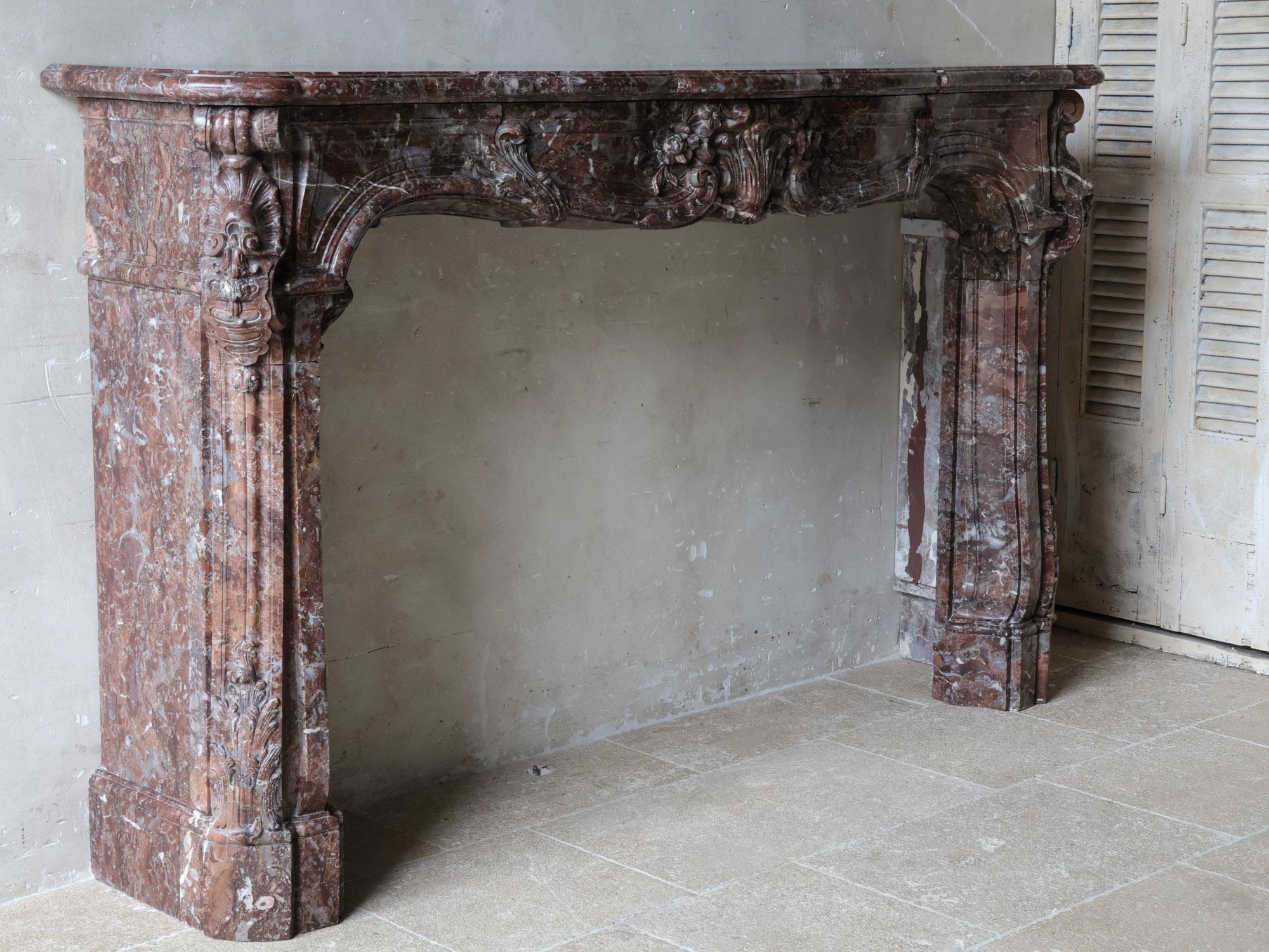 Monumental chimenea antigua de mármol Rouge Royal - Obra maestra ricamente ornamentada en venta 2