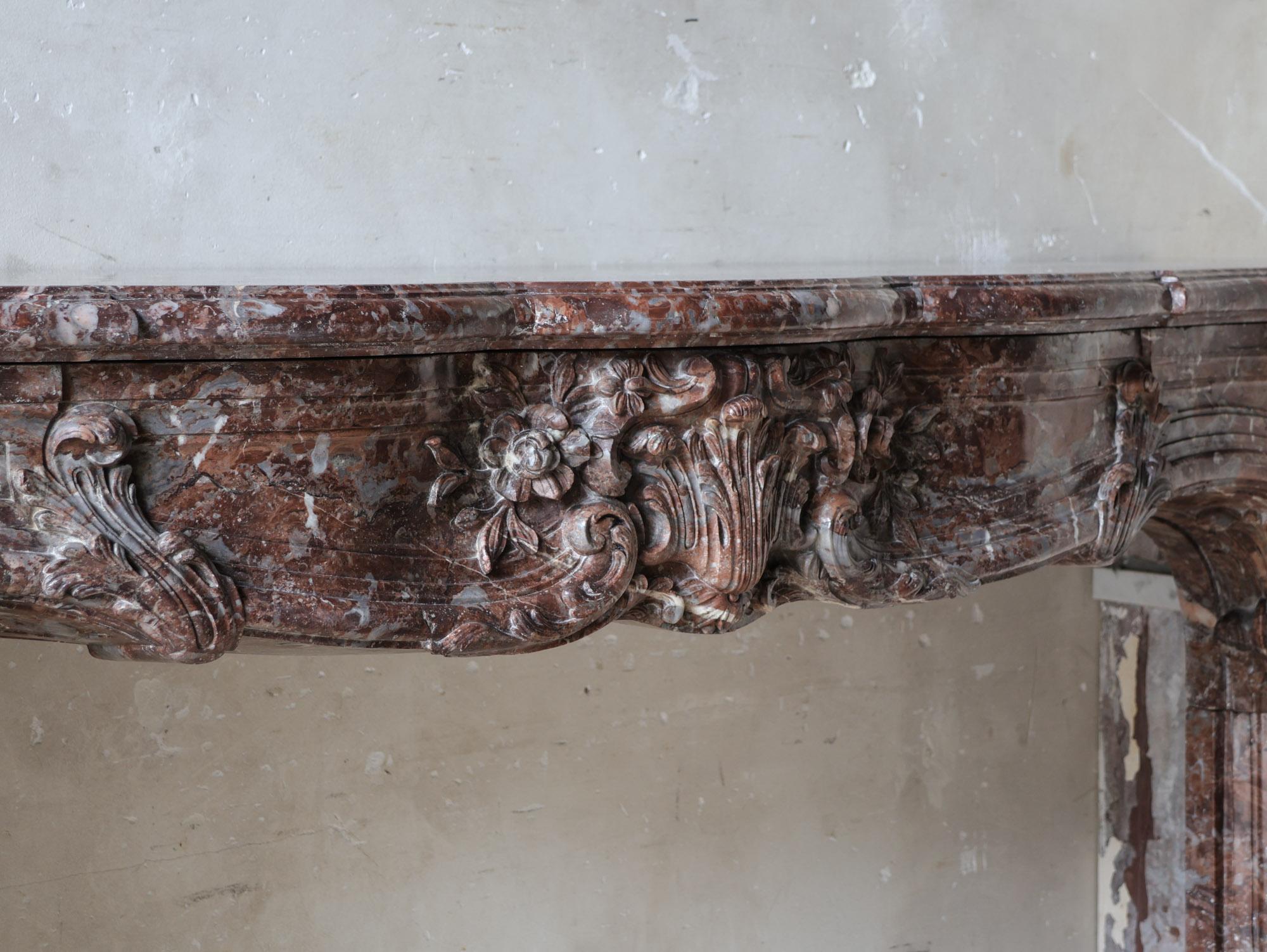 Monumental chimenea antigua de mármol Rouge Royal - Obra maestra ricamente ornamentada en venta 3