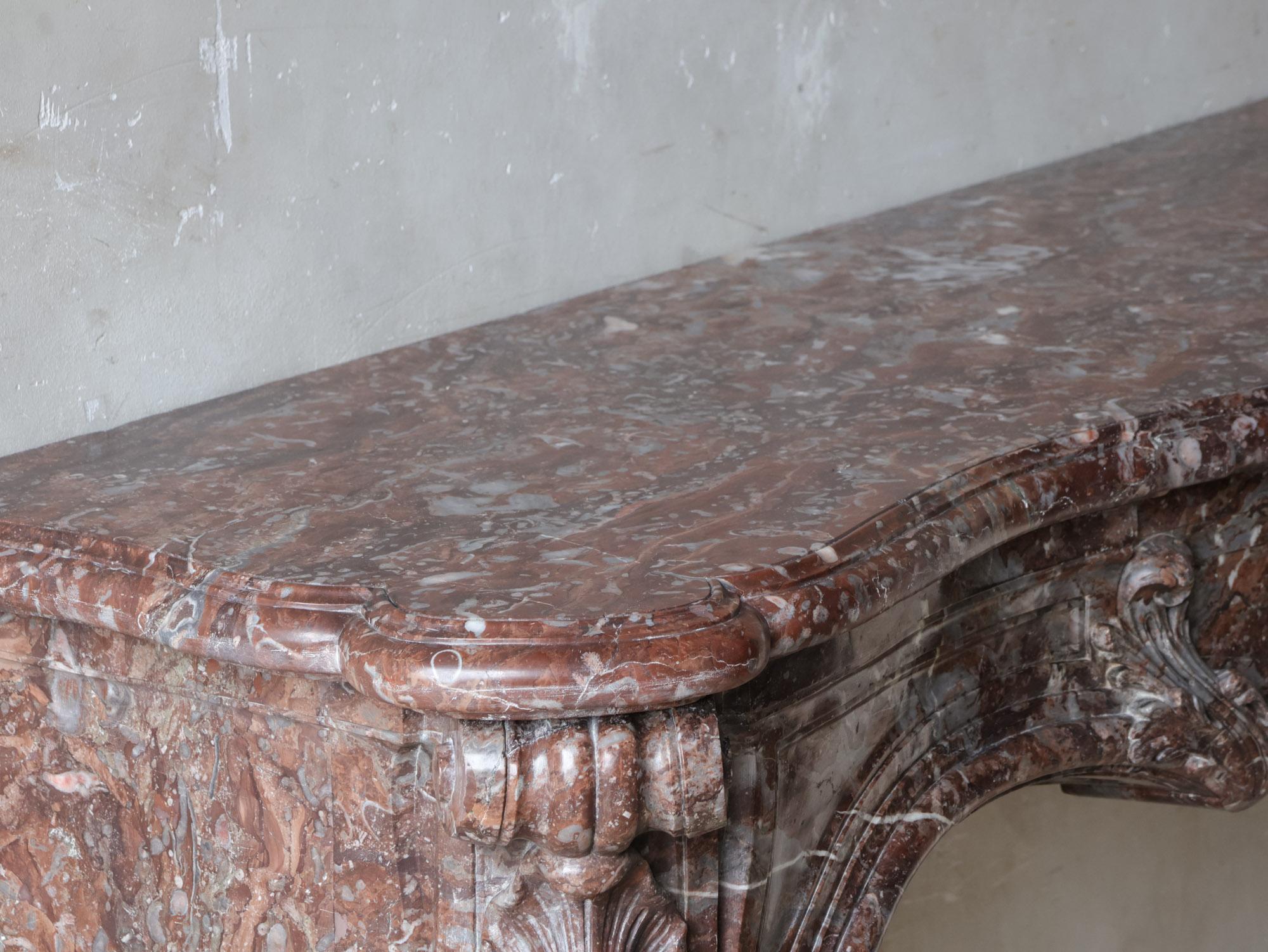 Monumental chimenea antigua de mármol Rouge Royal - Obra maestra ricamente ornamentada en venta 4