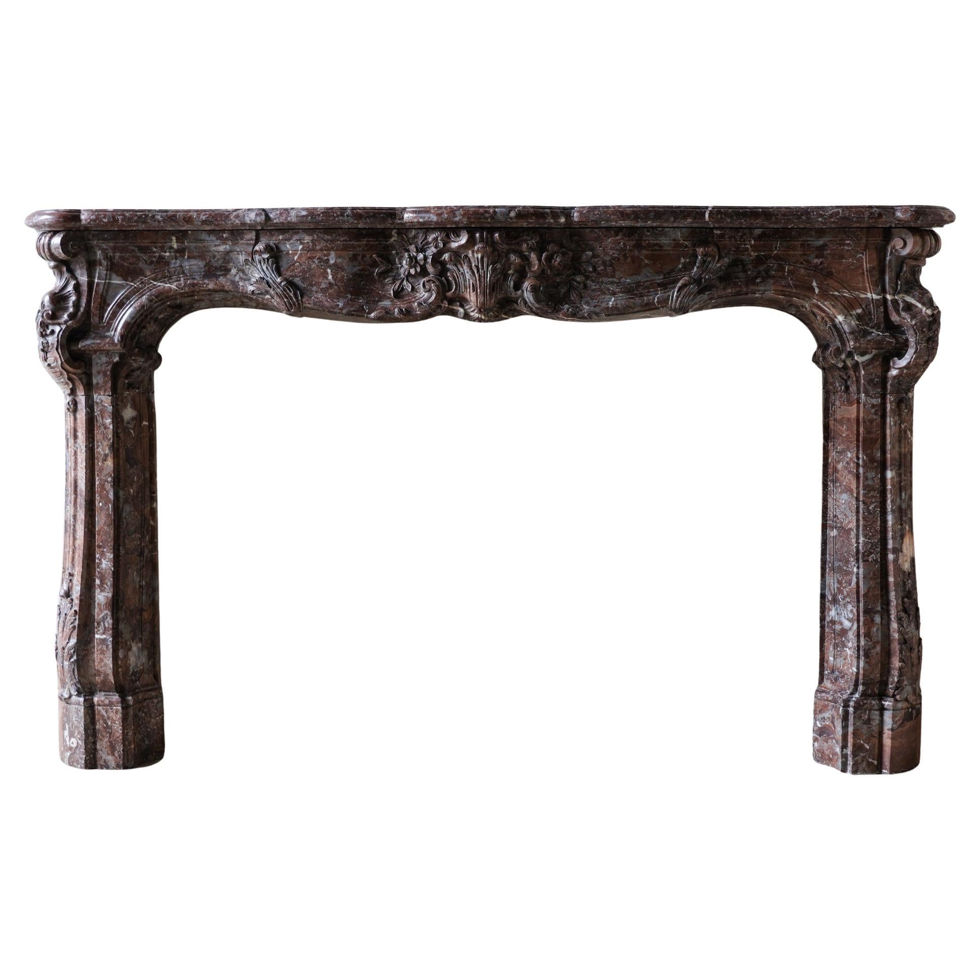 Monumental chimenea antigua de mármol Rouge Royal - Obra maestra ricamente ornamentada en venta