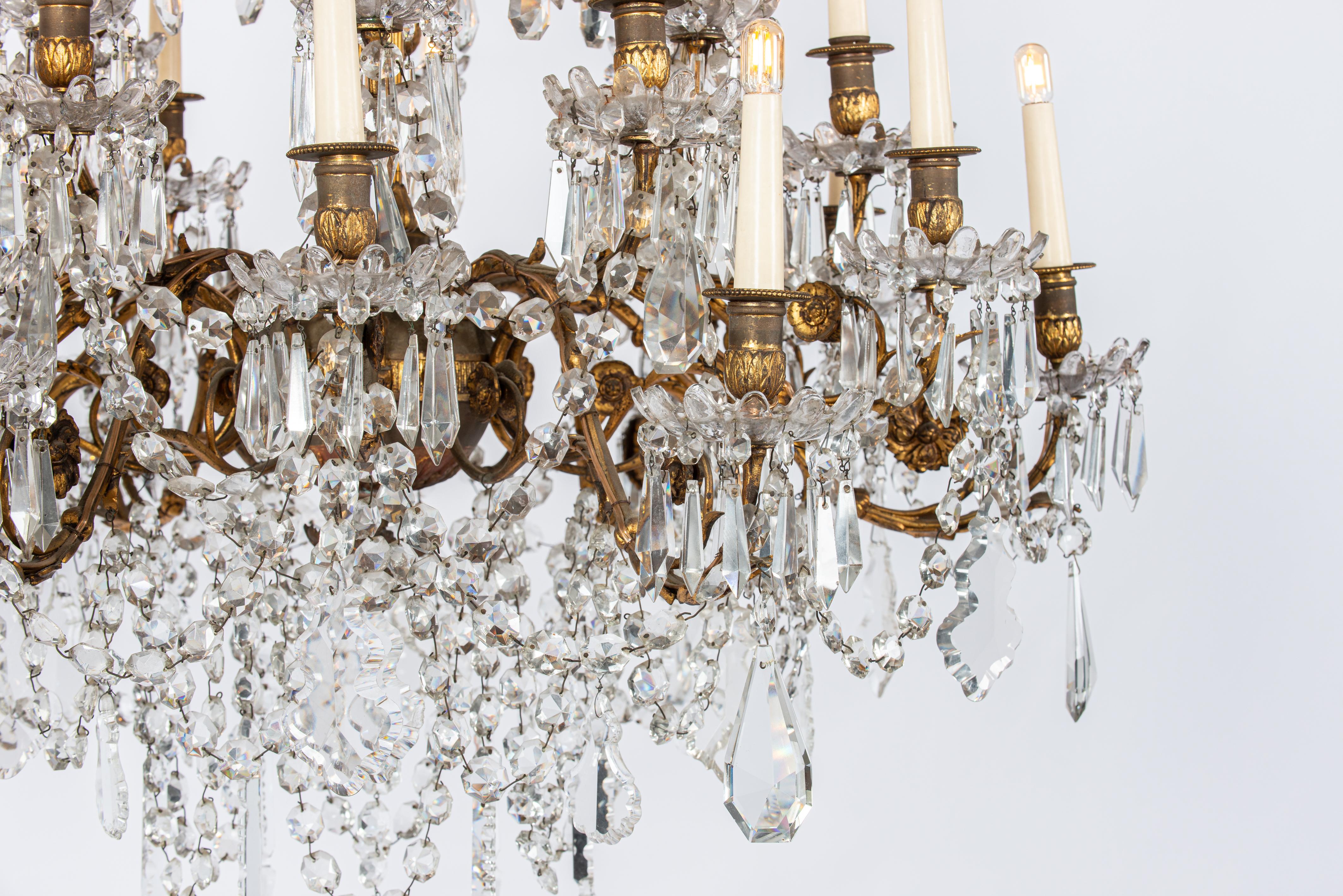 Un lampadario francese grandioso e riccamente decorato, realizzato intorno al 1880. Questo imponente pezzo è un ottimo esempio di design dell'illuminazione francese della fine del XIX secolo, in cui la sofisticazione tecnica incontra