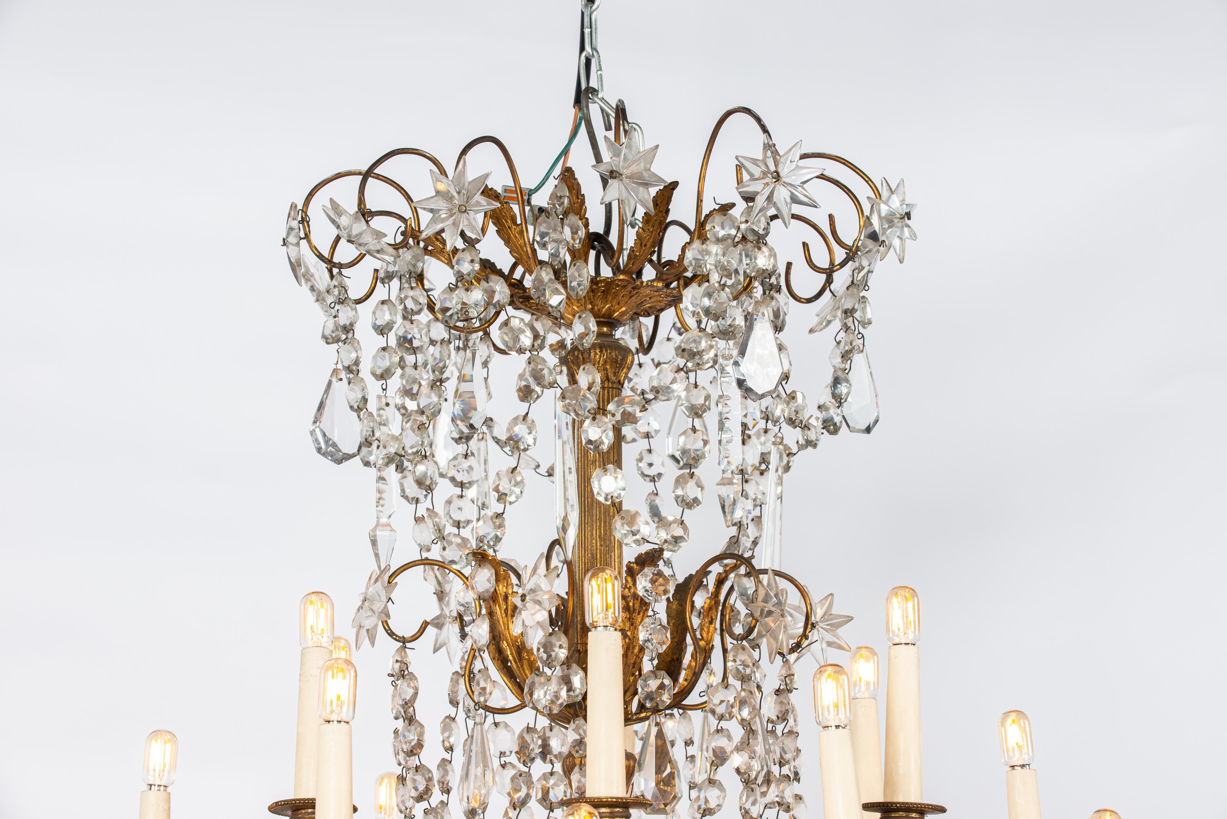 Stile impero Monumentale lampadario francese antico a 24 luci in bronzo dorato e cristallo in vendita