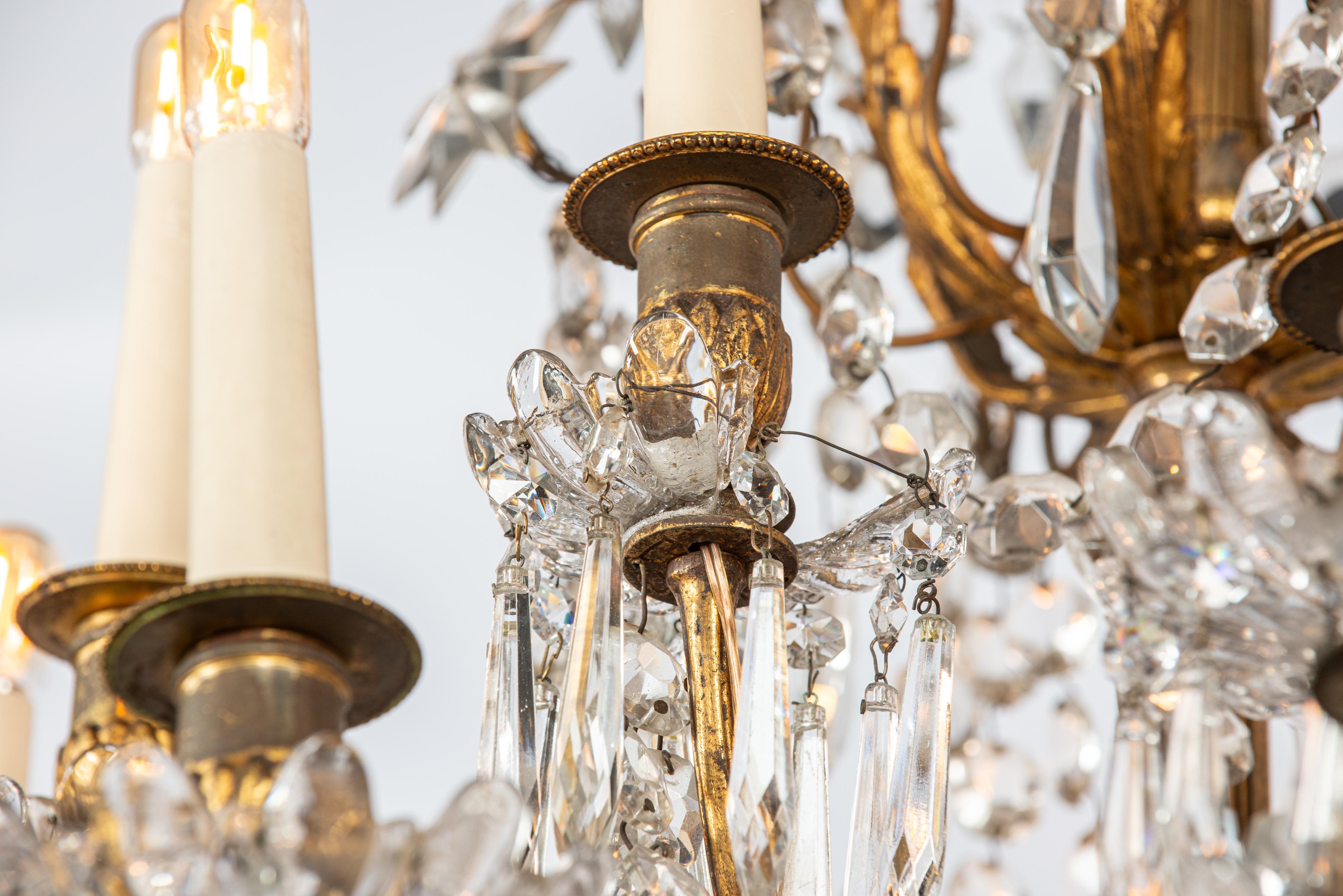 Calco Monumentale lampadario francese antico a 24 luci in bronzo dorato e cristallo in vendita