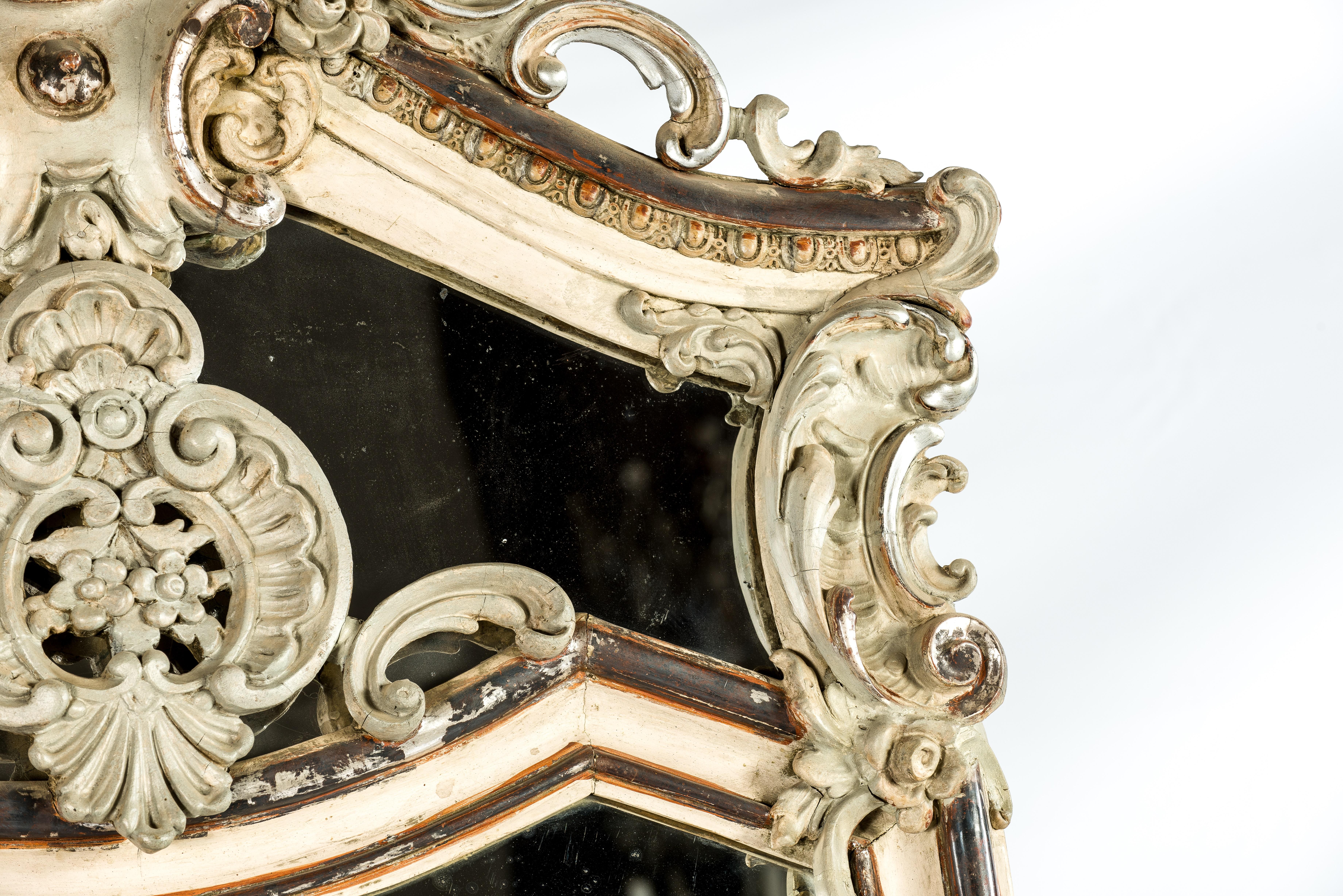 Monumentaler antiker französischer vergoldeter Blattsilber-Spiegel mit Konsolentisch im Zustand „Gut“ im Angebot in Casteren, NL