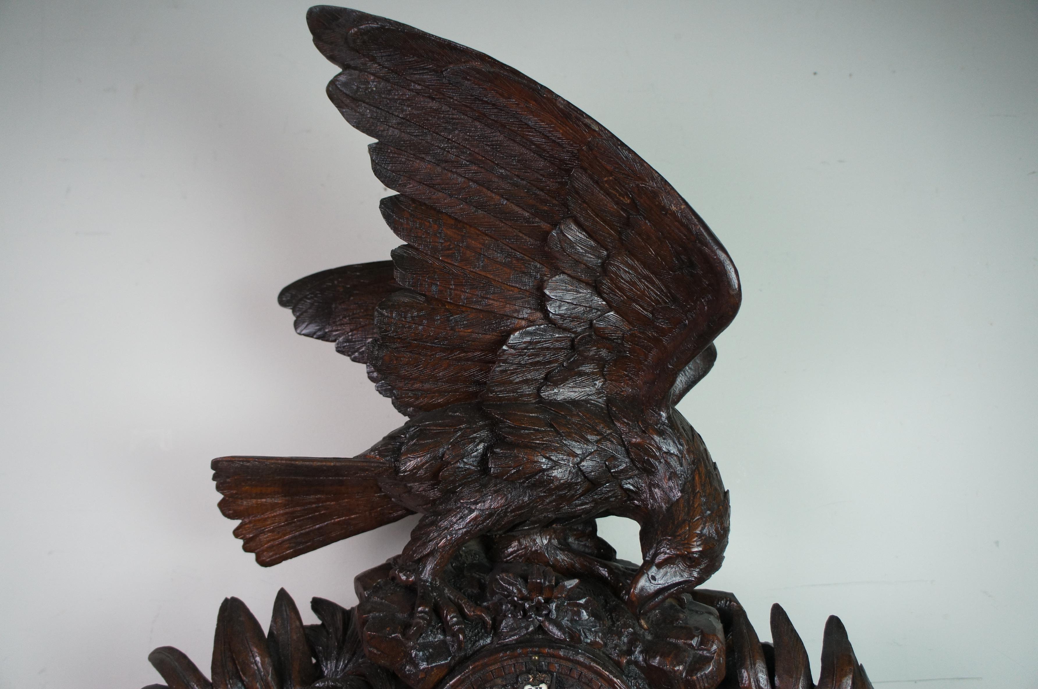 XIXe siècle Monumentale horloge de chasse à cheminée ancienne allemande Black Forest Eagle Chamois en vente