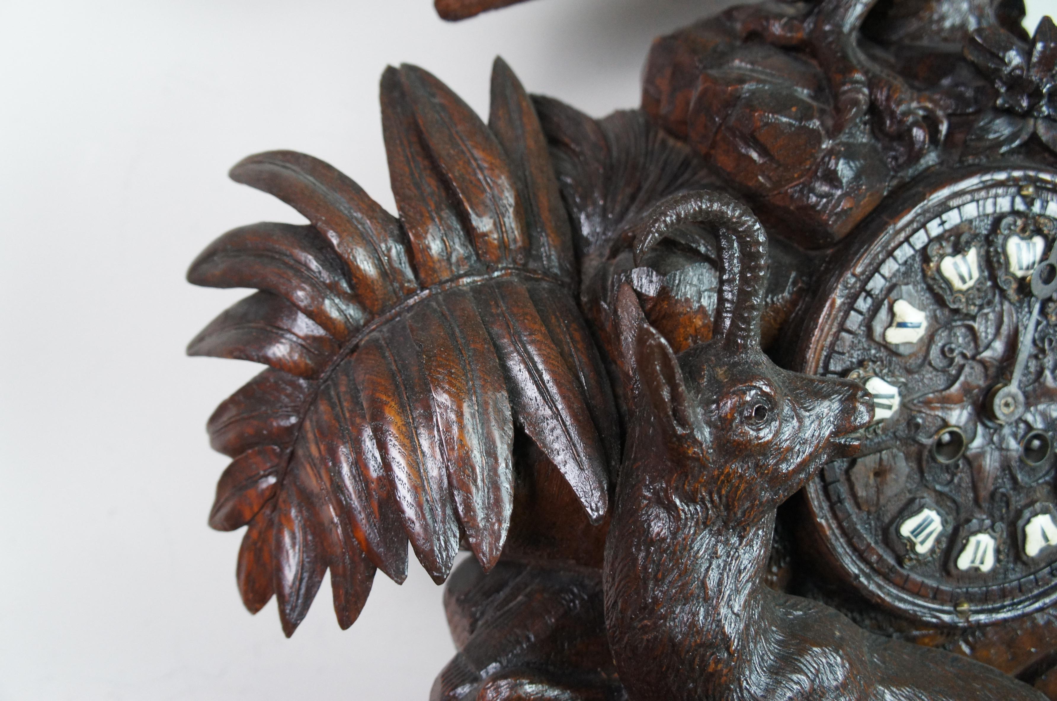 Monumentale antike deutsche Black Forest Adler Gämse Mantel Jagd Uhr (Hartholz) im Angebot