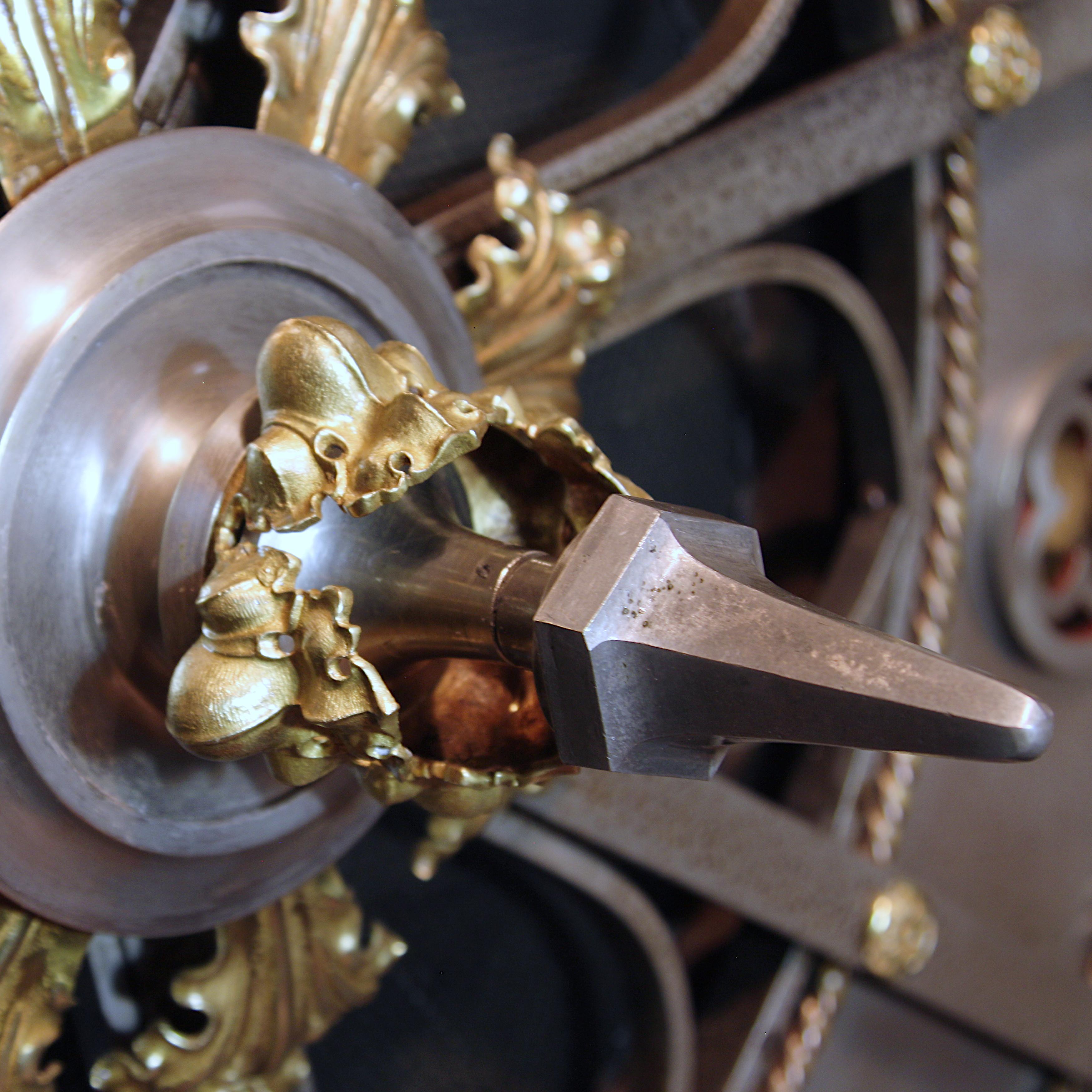 Lustre monumental en laiton et acier, de style gothique, médiéval et renaissance en vente 5