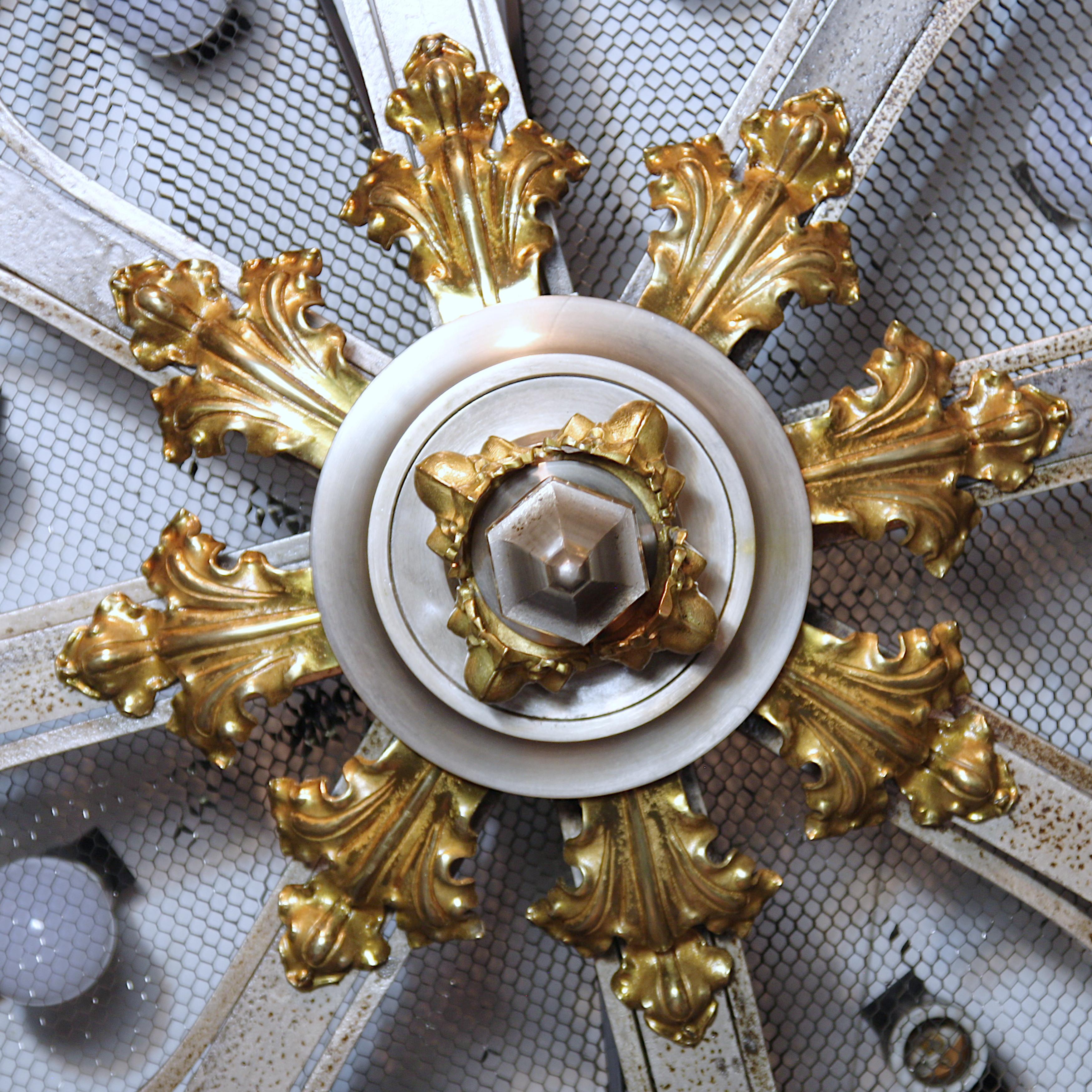 Lustre monumental en laiton et acier, de style gothique, médiéval et renaissance en vente 6