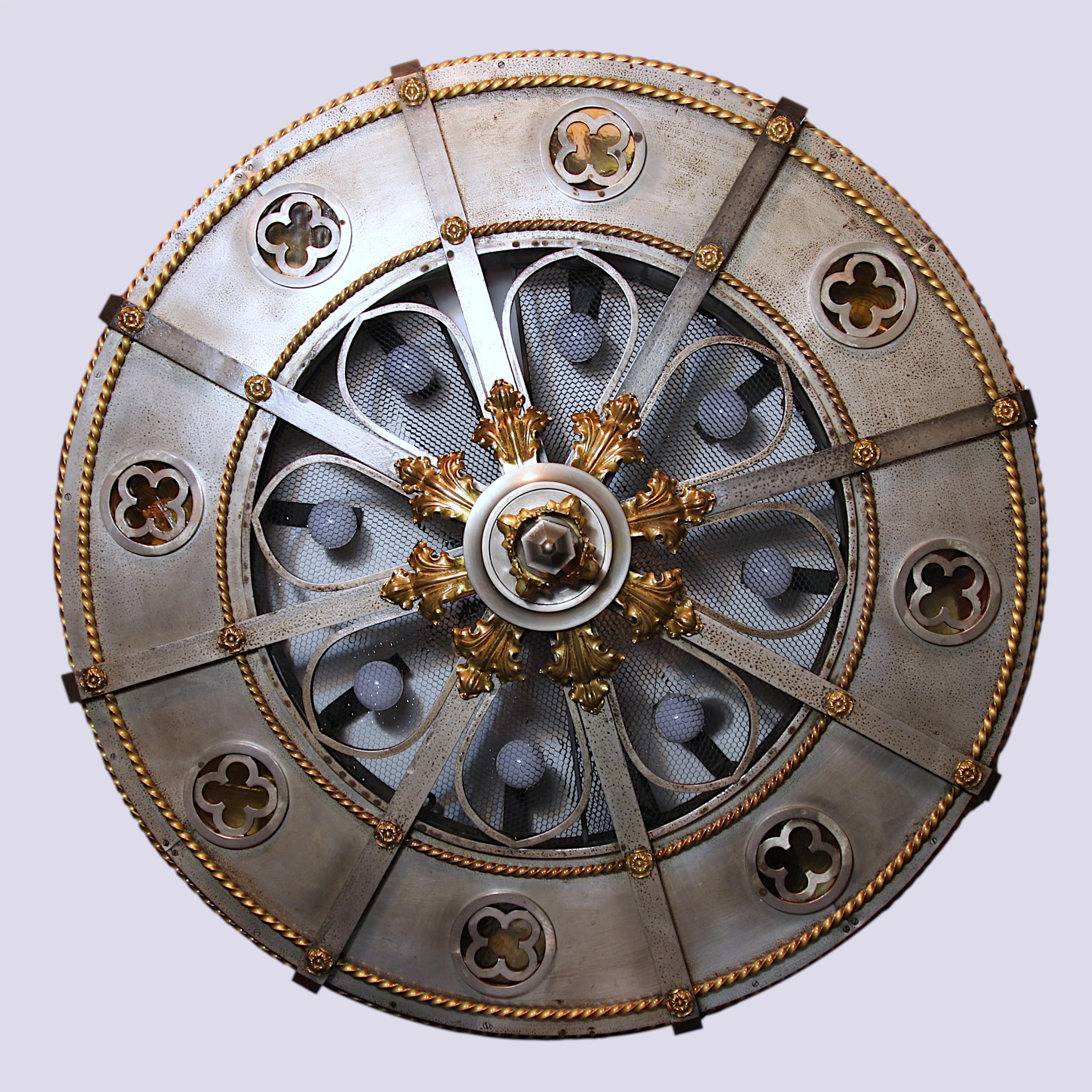 Début du 20ème siècle Lustre monumental en laiton et acier, de style gothique, médiéval et renaissance en vente