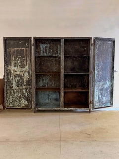 Monumentaler antiker Industriestahlschrank