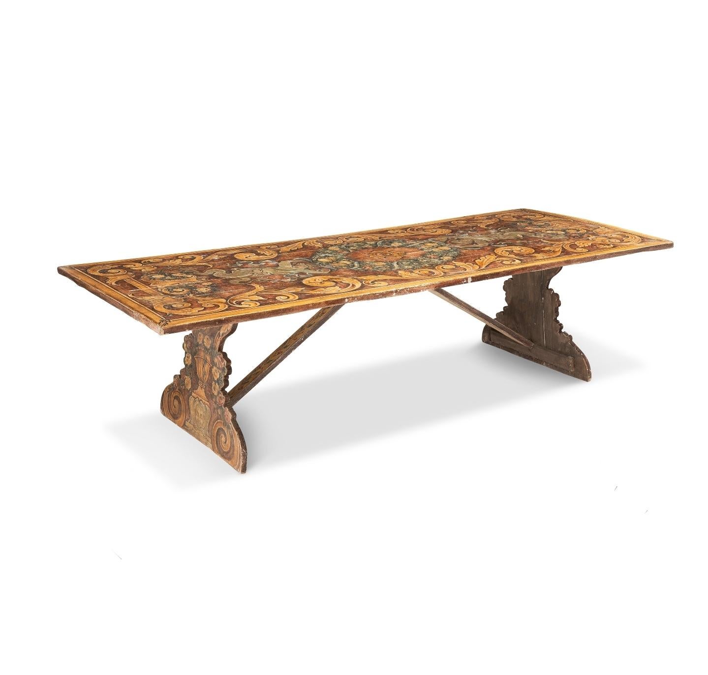 Sculpté à la main Monumentale table de réfectoire italienne ancienne en bois peint en polychrome en vente