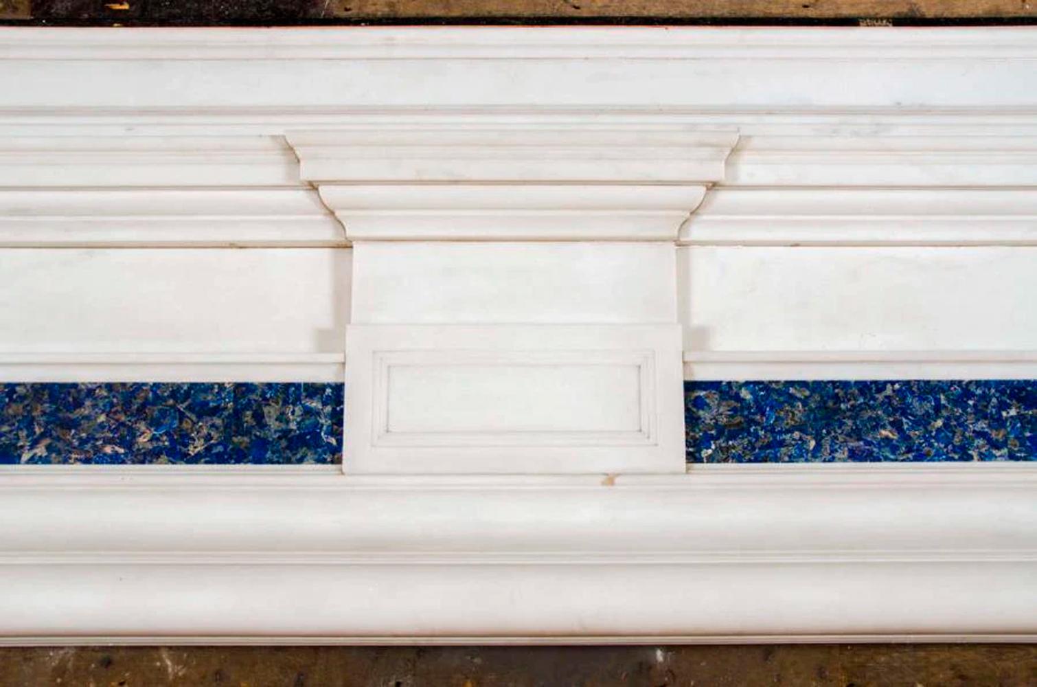 XIXe siècle Entourage de cheminée monumental ancien en lapis-lazuli et marbre statuaire en vente