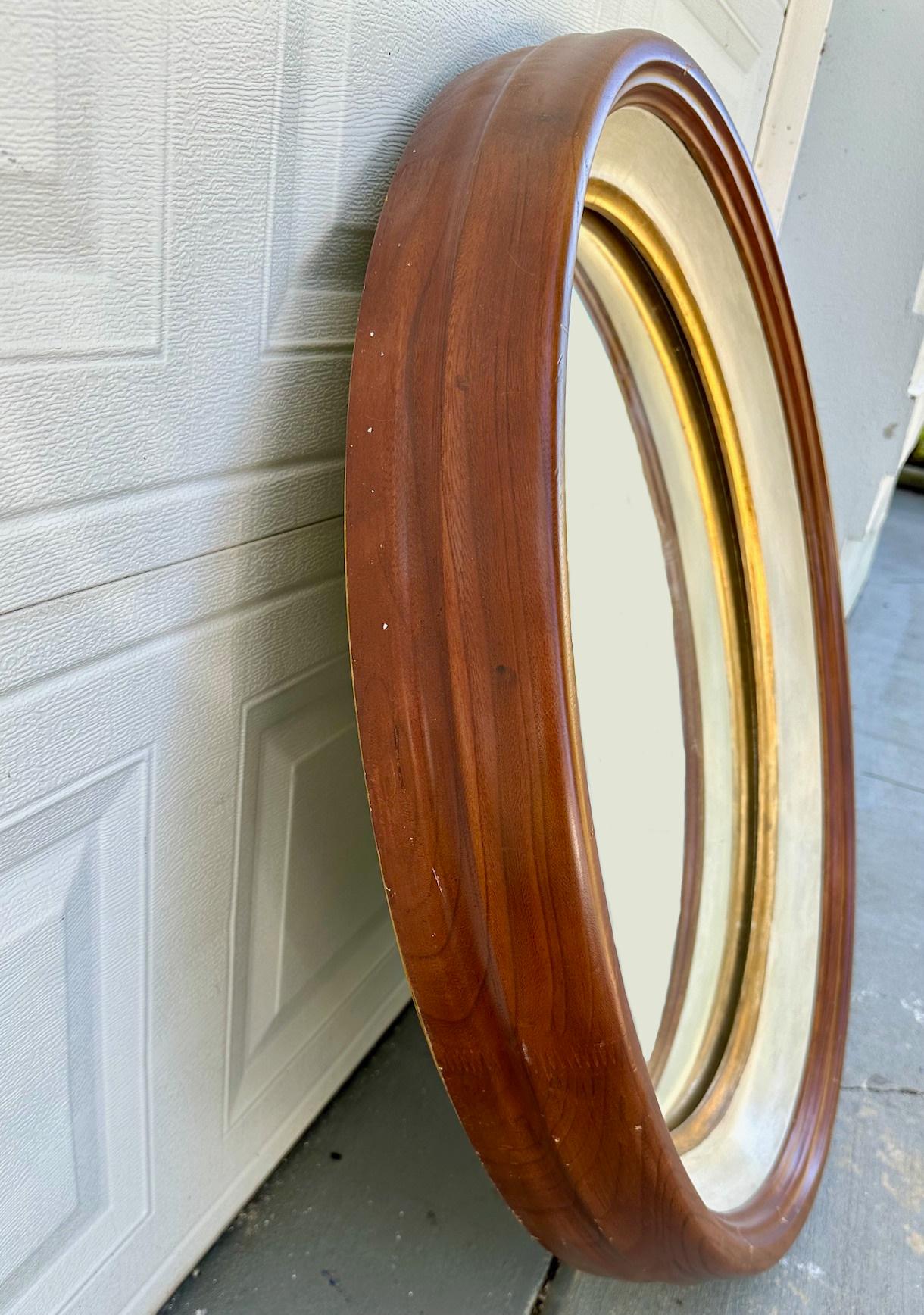 Monumental Miroir de hublot antique

Ce miroir rond à hublot en noyer anglais du XIXe siècle présente des proportions palatiales. Le cadre profond avec un intérieur crème peint à la main est orné de filets de feuilles d'or dans le rond. Cette