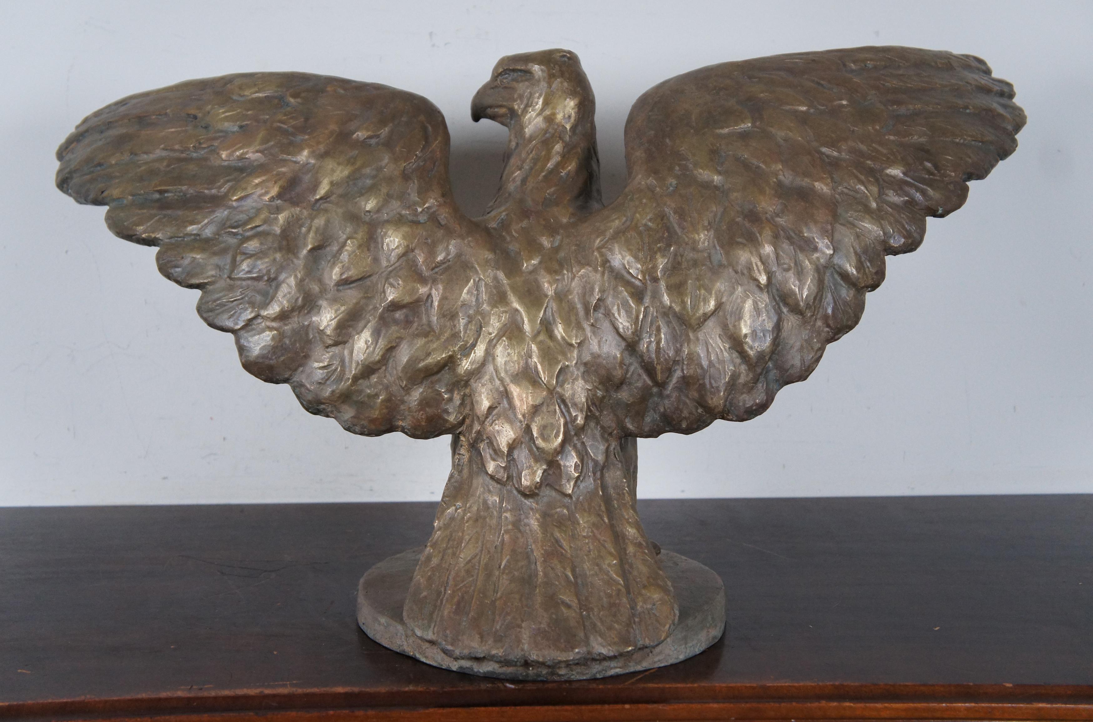 Classique américain Monumental Antique Roman Bronze Works Gilt American Bald Eagle Sculpture Statue en vente