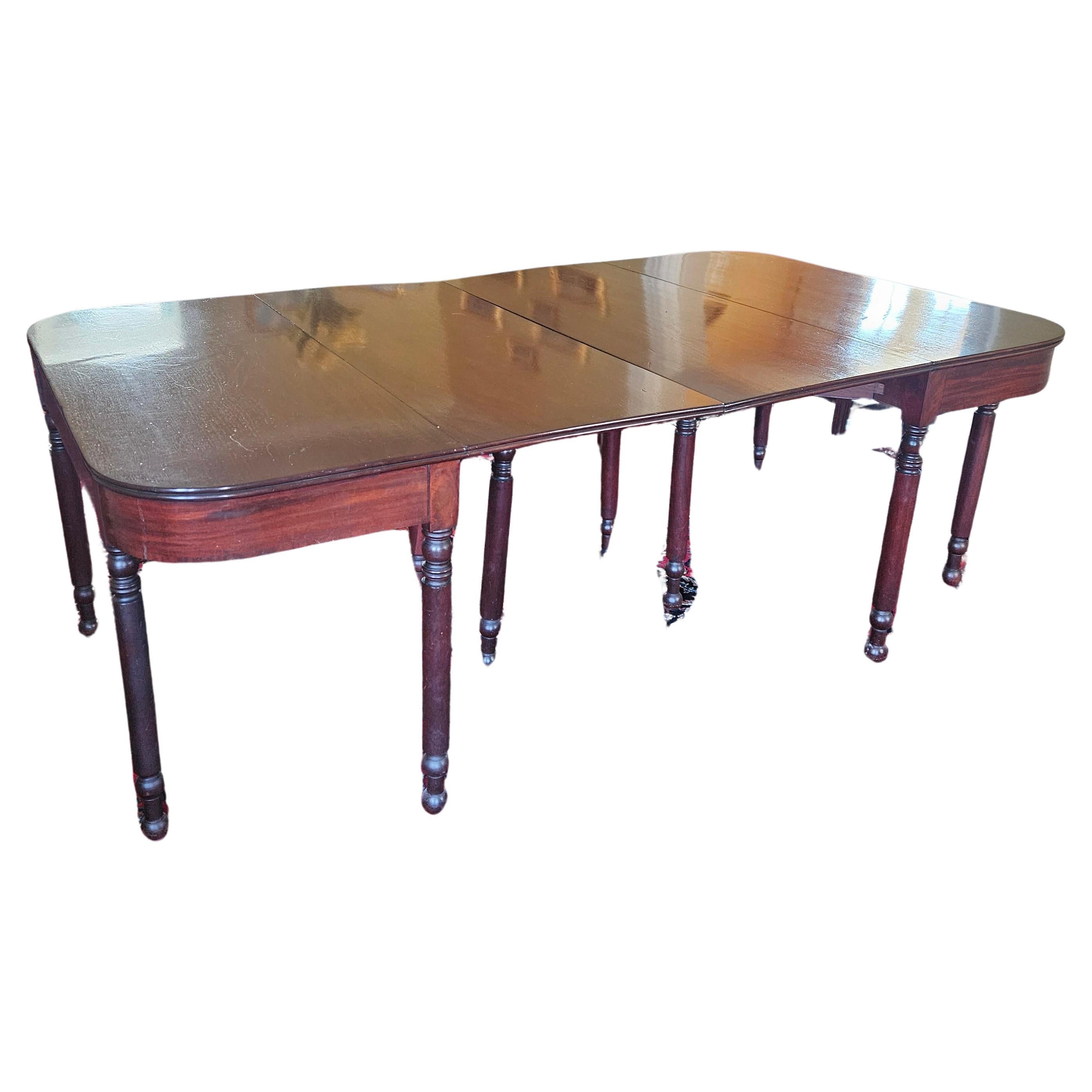 Elegante table de banquet Sheraton en acajou du 19e siècle, à usage multiple et à extension polyvalente, en trois parties, avec pieds tournés. 
Américain, vers 1820.
Longueur Maximum 12 pieds. 47