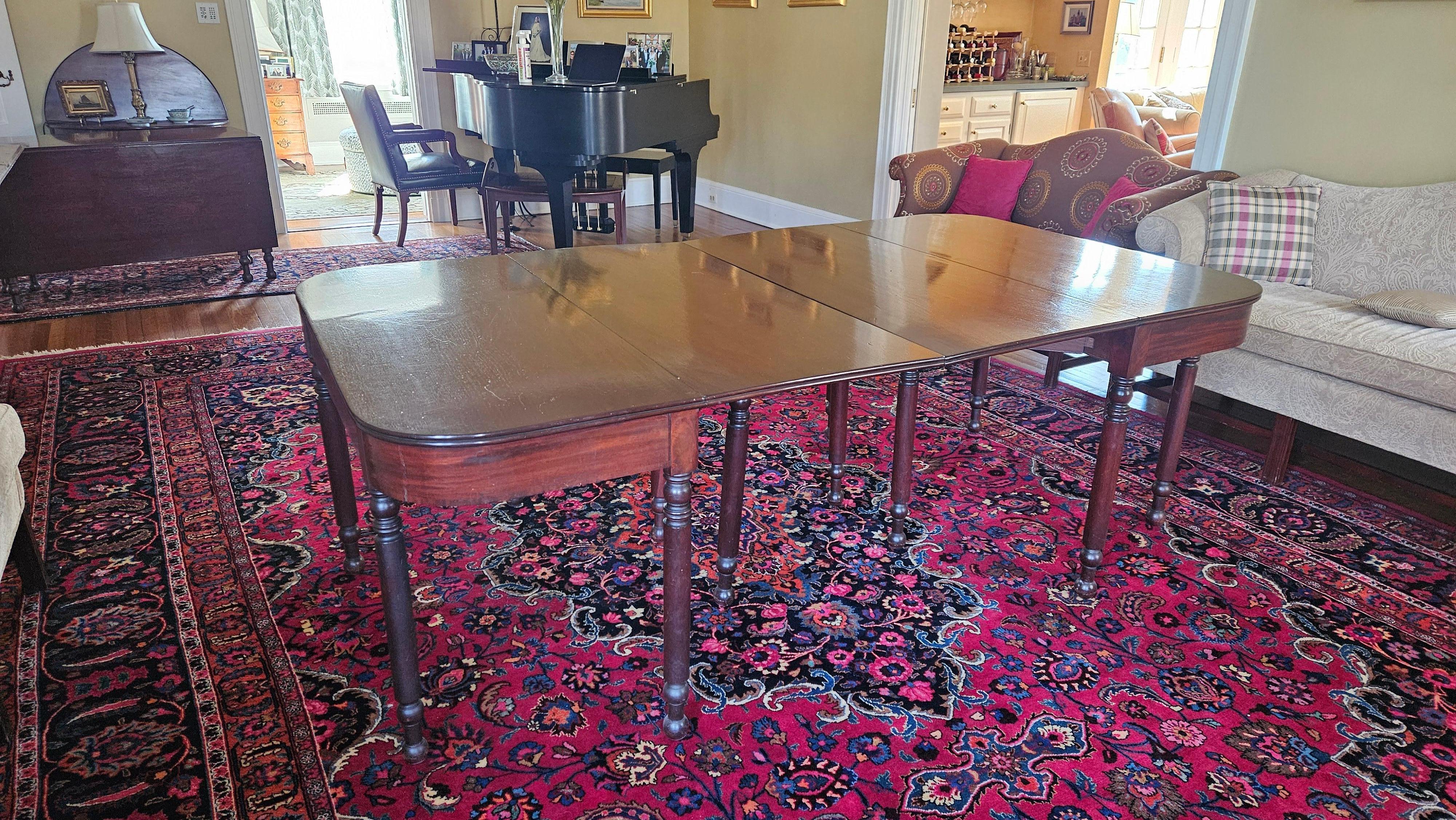 XIXe siècle Monumentale table de salle à manger Sheraton ancienne en 3 parties, avec banquet à rallonge en acajou en vente