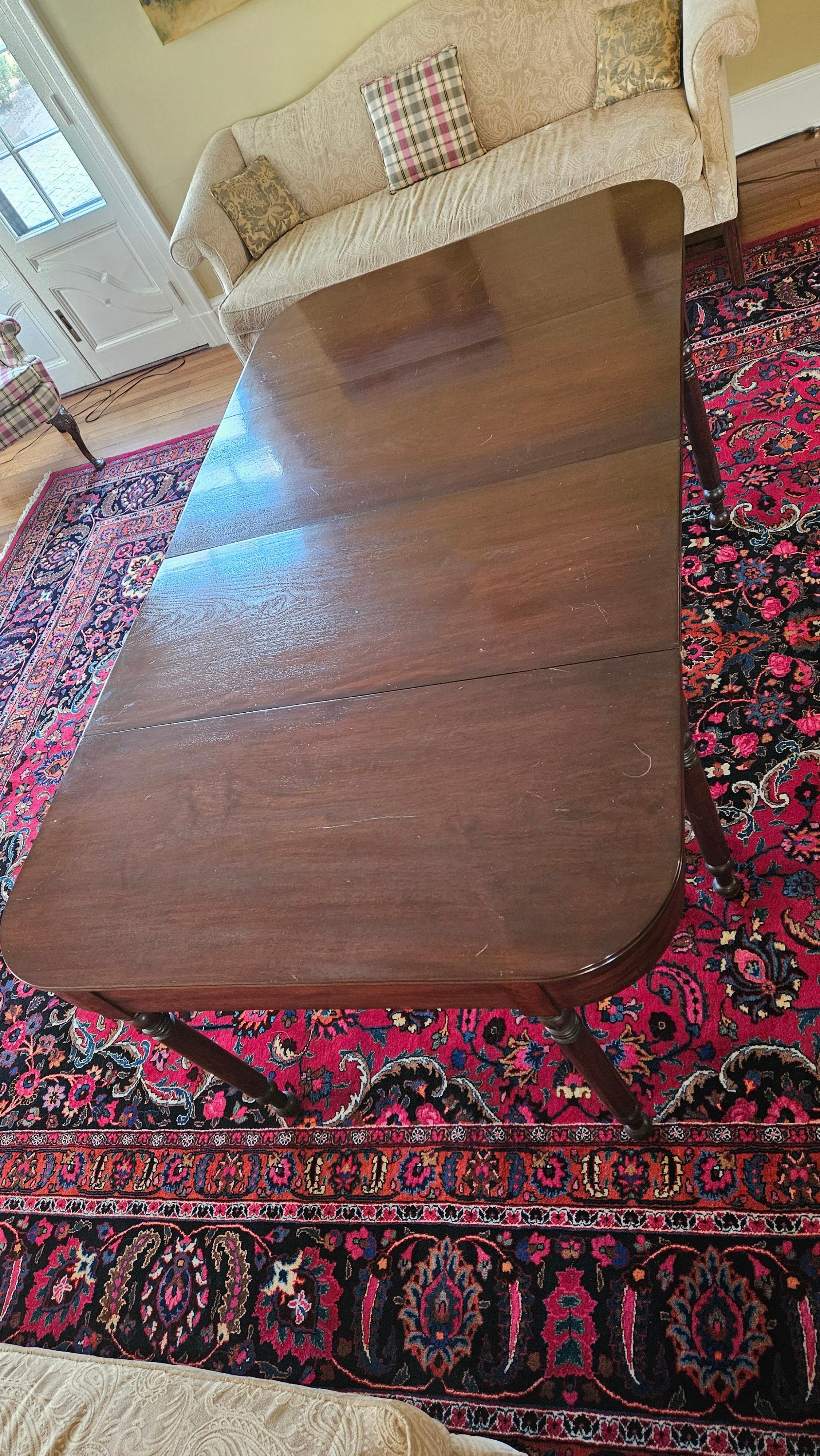 Acajou Monumentale table de salle à manger Sheraton ancienne en 3 parties, avec banquet à rallonge en acajou en vente