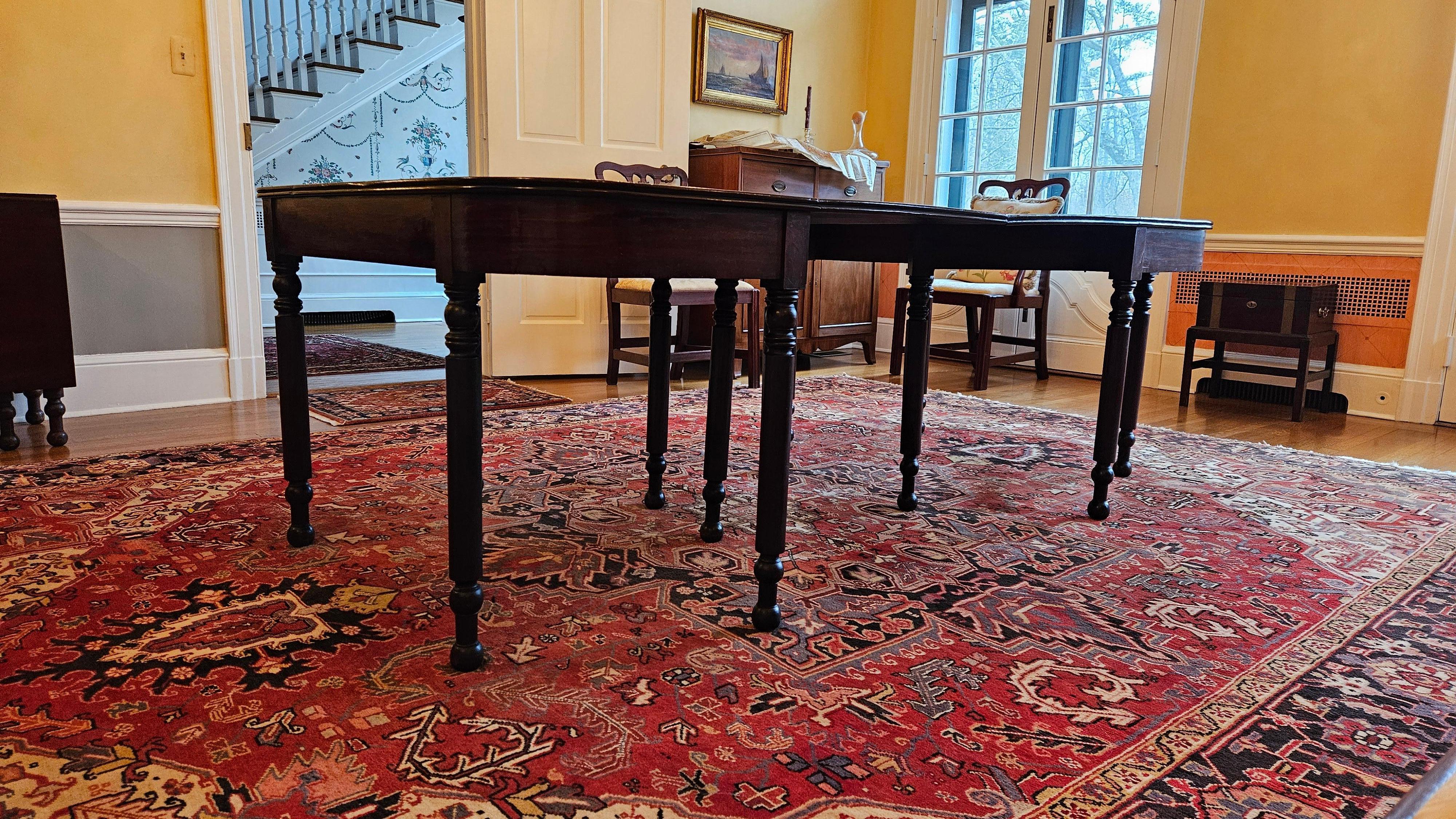 Monumentale table de salle à manger Sheraton ancienne en 3 parties, avec banquet à rallonge en acajou en vente 1