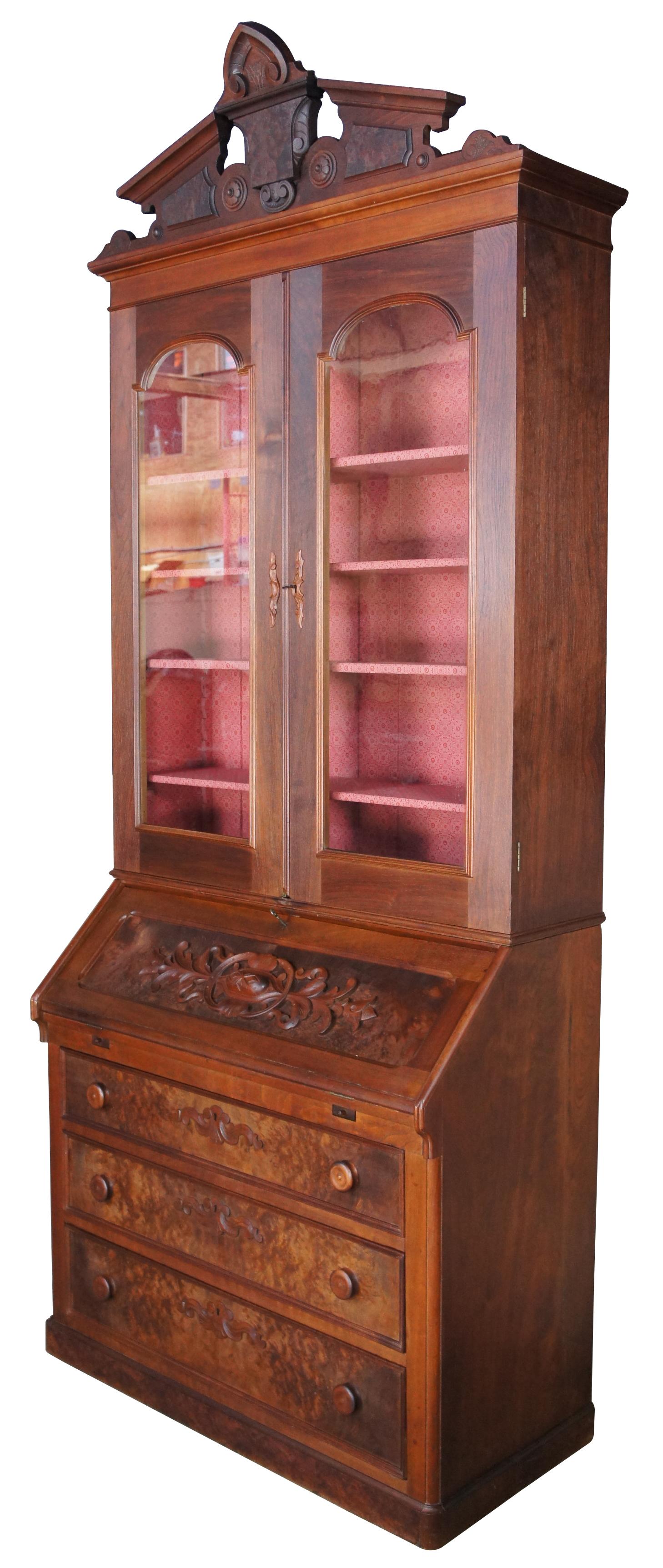 Ein massiver, hoch aufragender Eastlake-Sekretär-Schreibtisch und ein Bücherregal aus der viktorianischen Ära, circa 1870er Jahre. Aus Nussbaumholz mit einer schrägen Front und drei Schubladen. Die Front ist aus Nussbaumholz gefertigt und mit