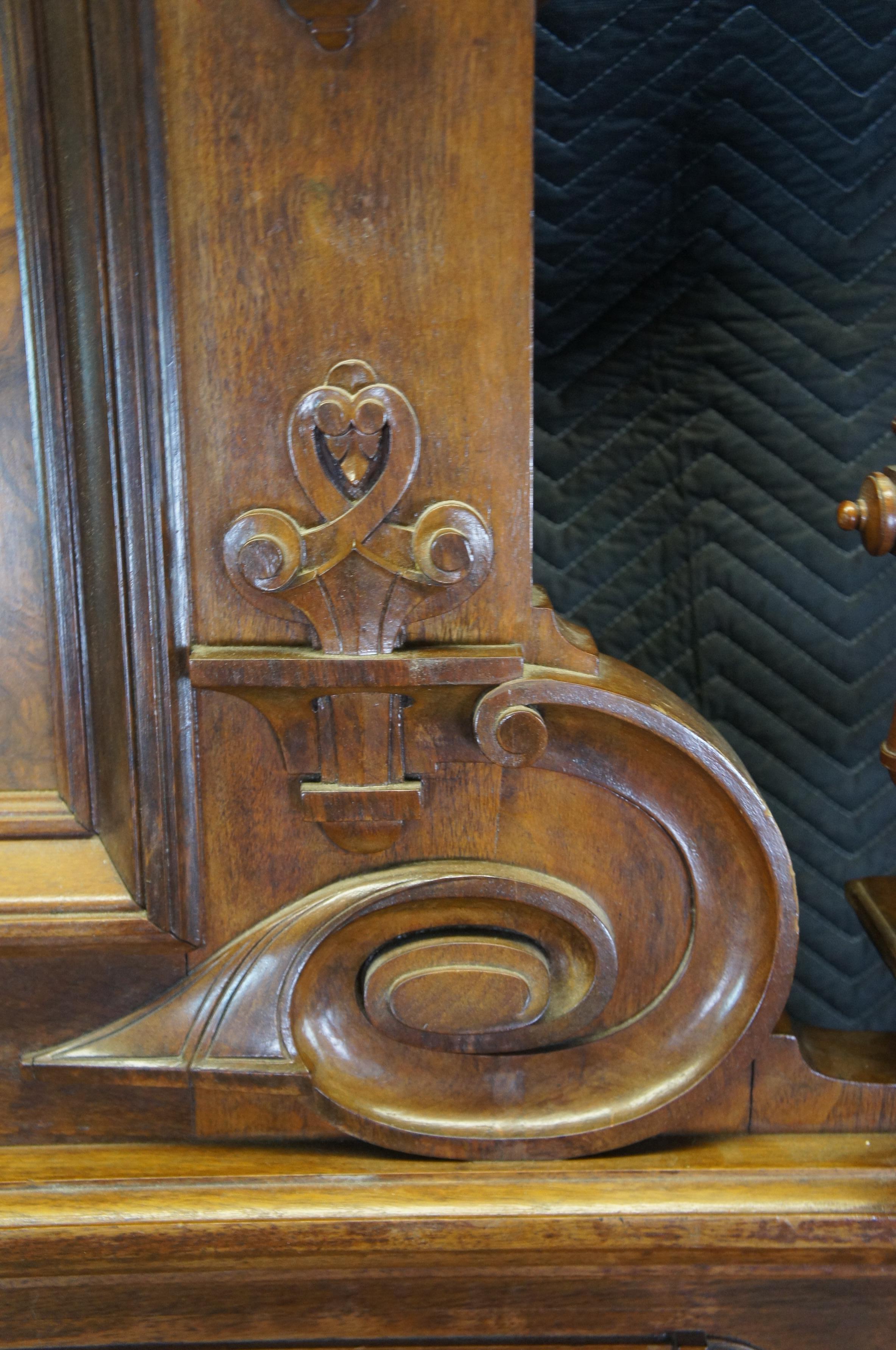 Monumental Antique Victorian Lincoln Style Walnut Burl Carved Highback Highback Bed Queen Bed en vente 4