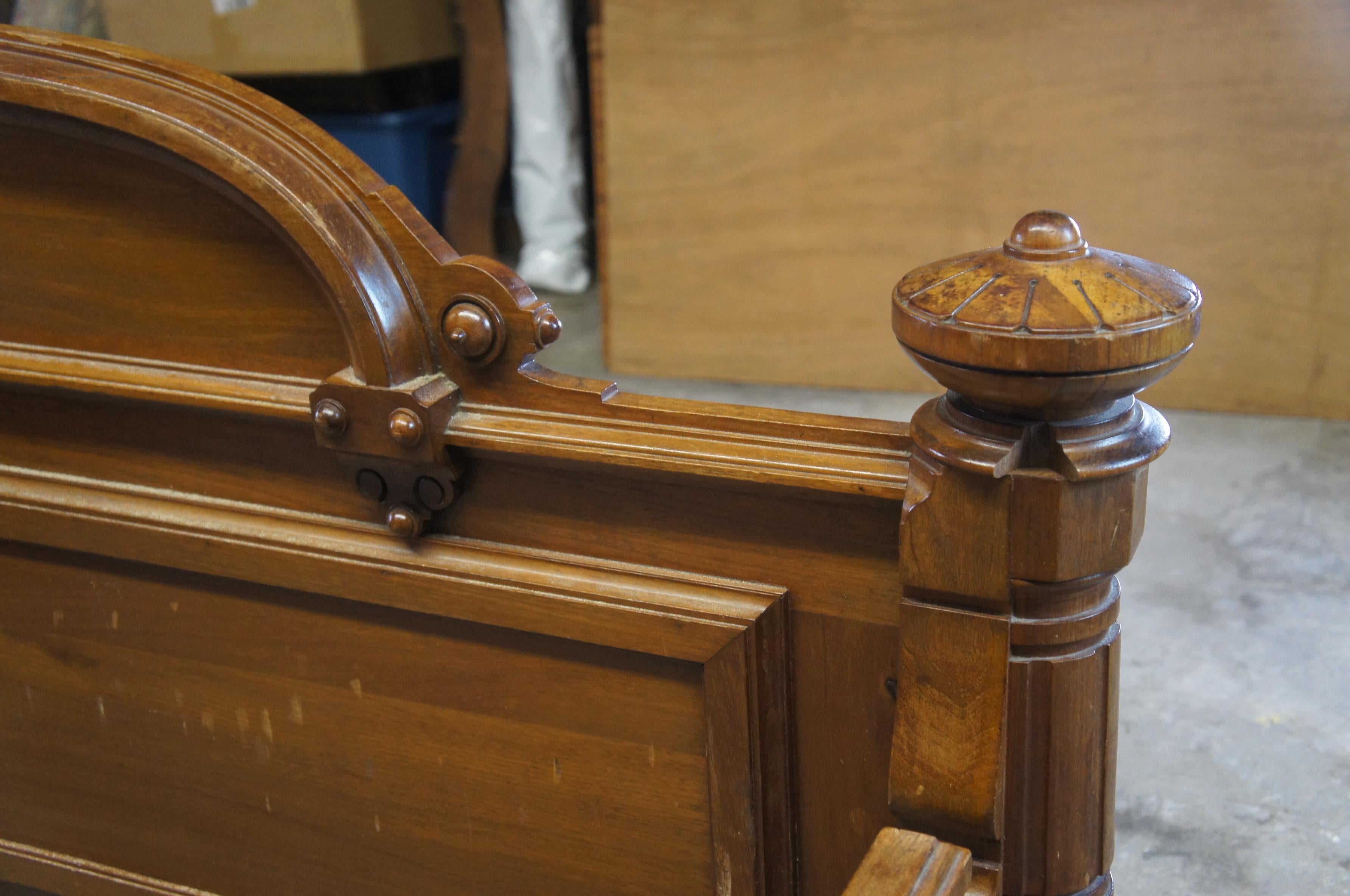 Monumental Antique Victorian Lincoln Style Walnut Burl Carved Highback Highback Bed Queen Bed en vente 5