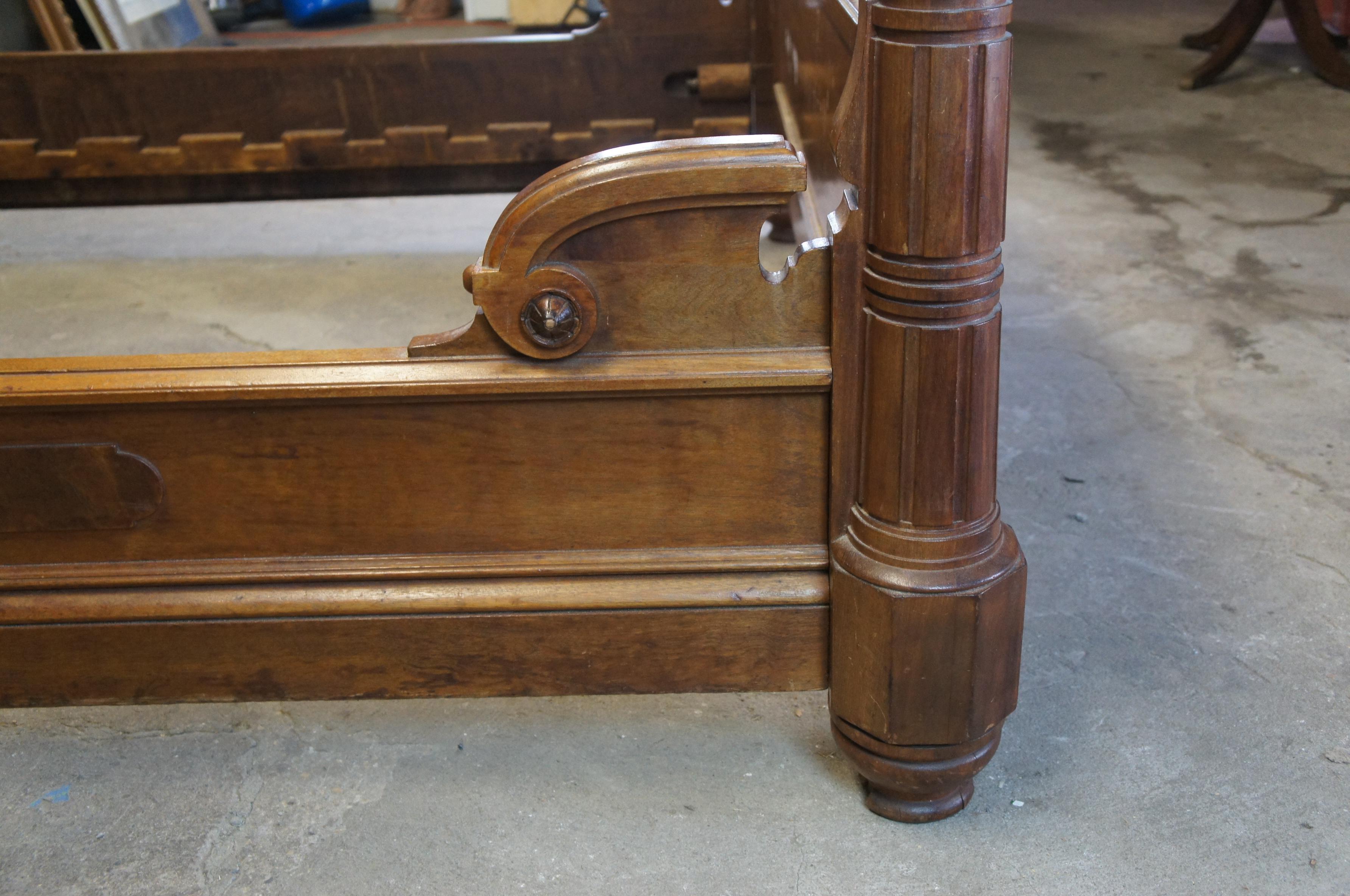 Monumental Antique Victorian Lincoln Style Walnut Burl Carved Highback Highback Bed Queen Bed en vente 6