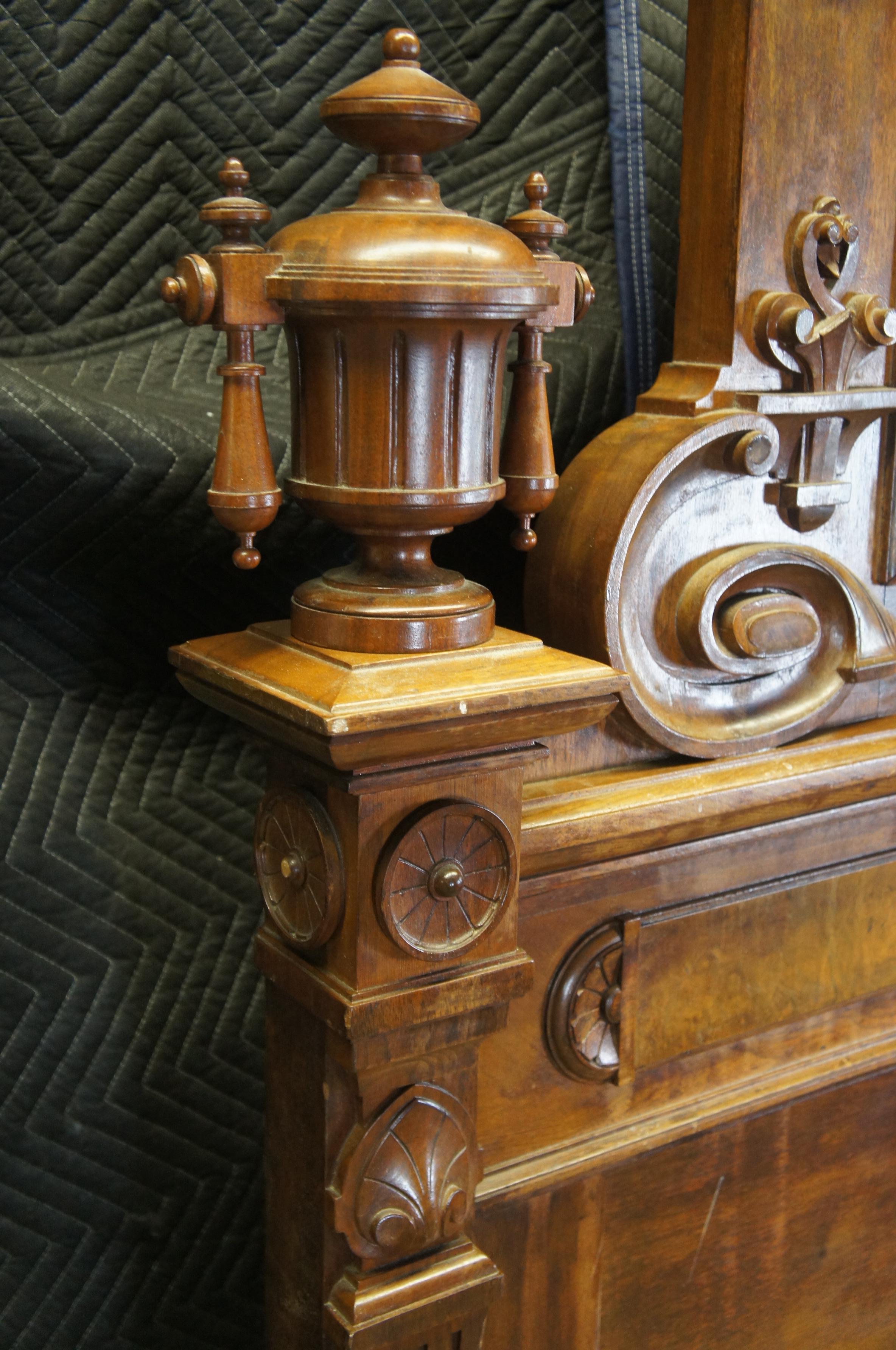 Noyer Monumental Antique Victorian Lincoln Style Walnut Burl Carved Highback Highback Bed Queen Bed en vente