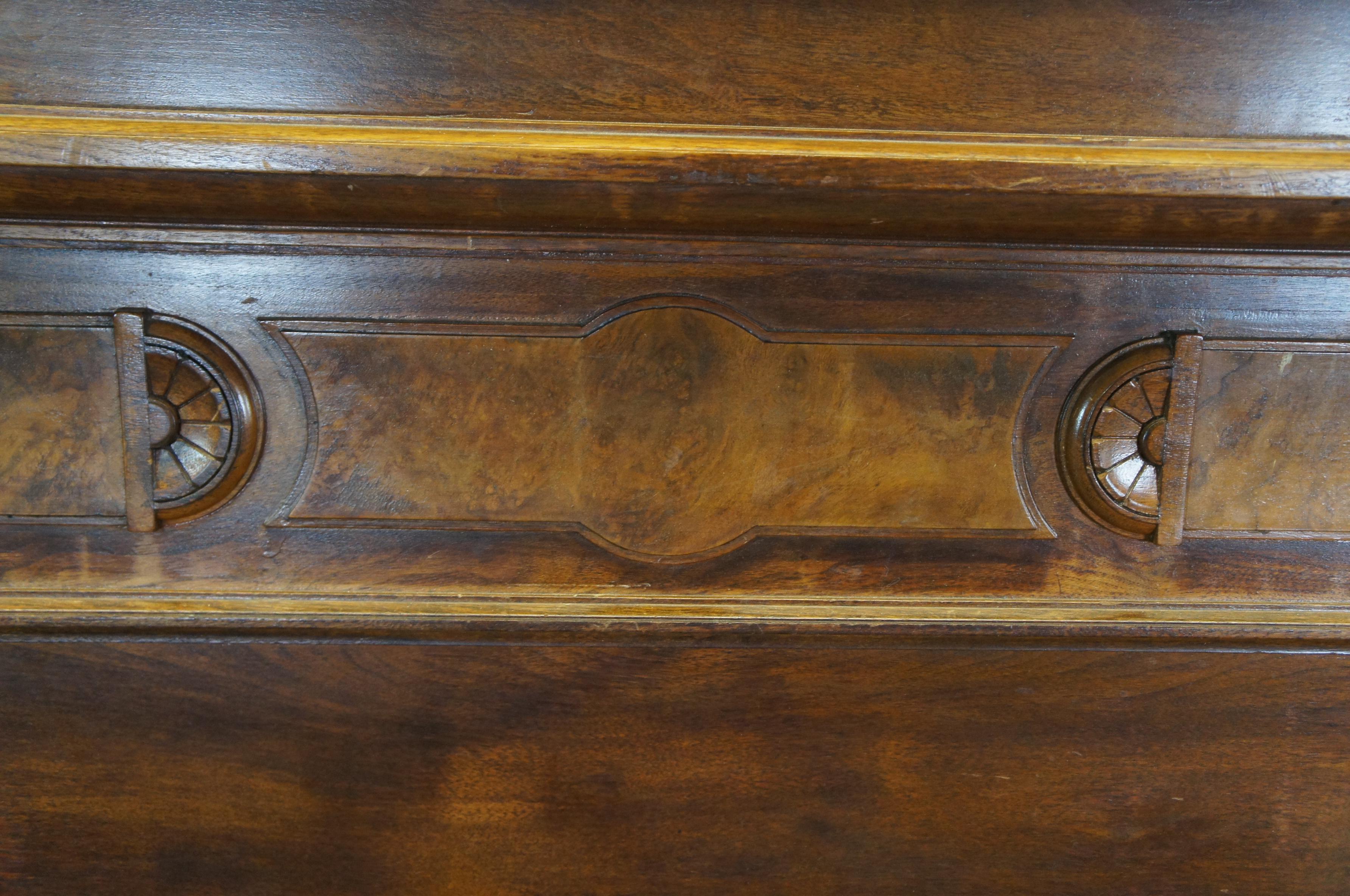 Monumental Antique Victorian Lincoln Style Walnut Burl Carved Highback Highback Bed Queen Bed en vente 2