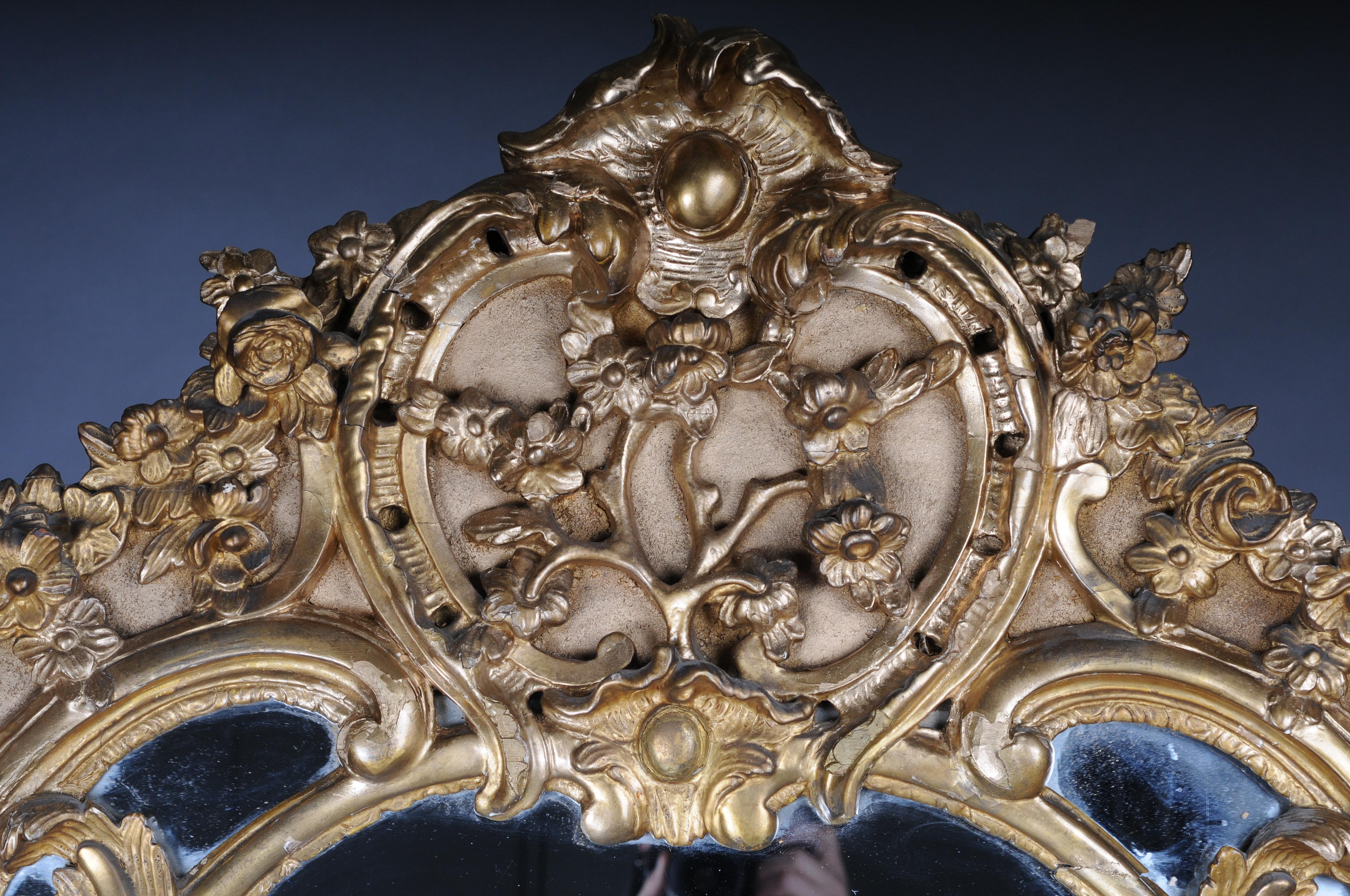 Monumental antique wall mirror, Napoleon III, Paris, gold

Solid wood, gold plated. Double frame with rich decoration of rocailles, flowers and a crowning cartouche with an inscribed flower tree. leaf feet.

An absolute eye-catcher. High quality and