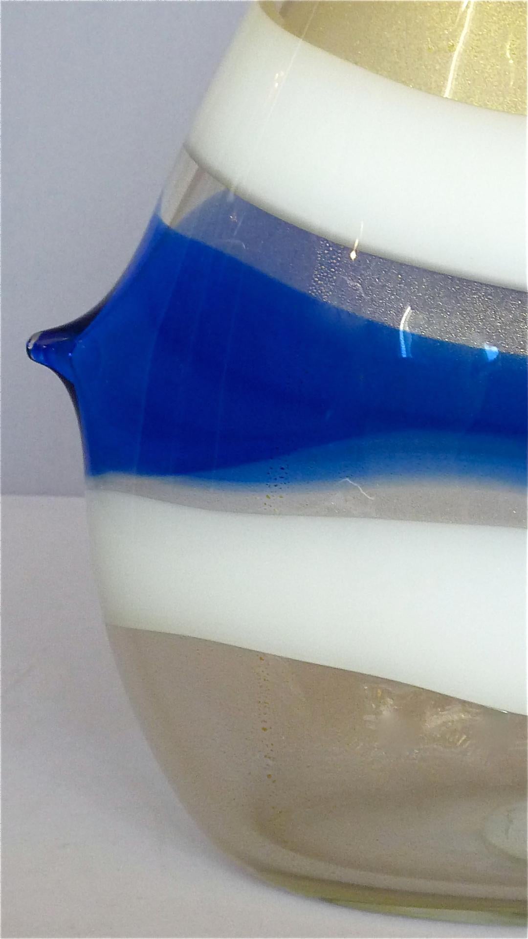 Fait main Monumental vase Anzolo Fuga Avem bandes de verre d'art de Murano blanc, blanc et bleu des années 1950 en vente