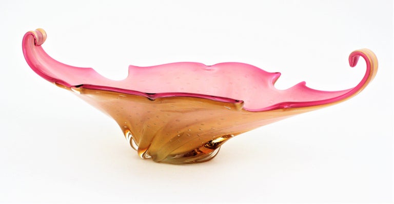 Italian Modernist Murano glass centerpiece vase.
Extra Large ( 23, 2 in ) pink amber pulled glass centerpiece attributed to Archimede Seguso. Italy, 1950s.
Beautifully shaped elongated bullicante Murano glass centerpiece in clear and amber