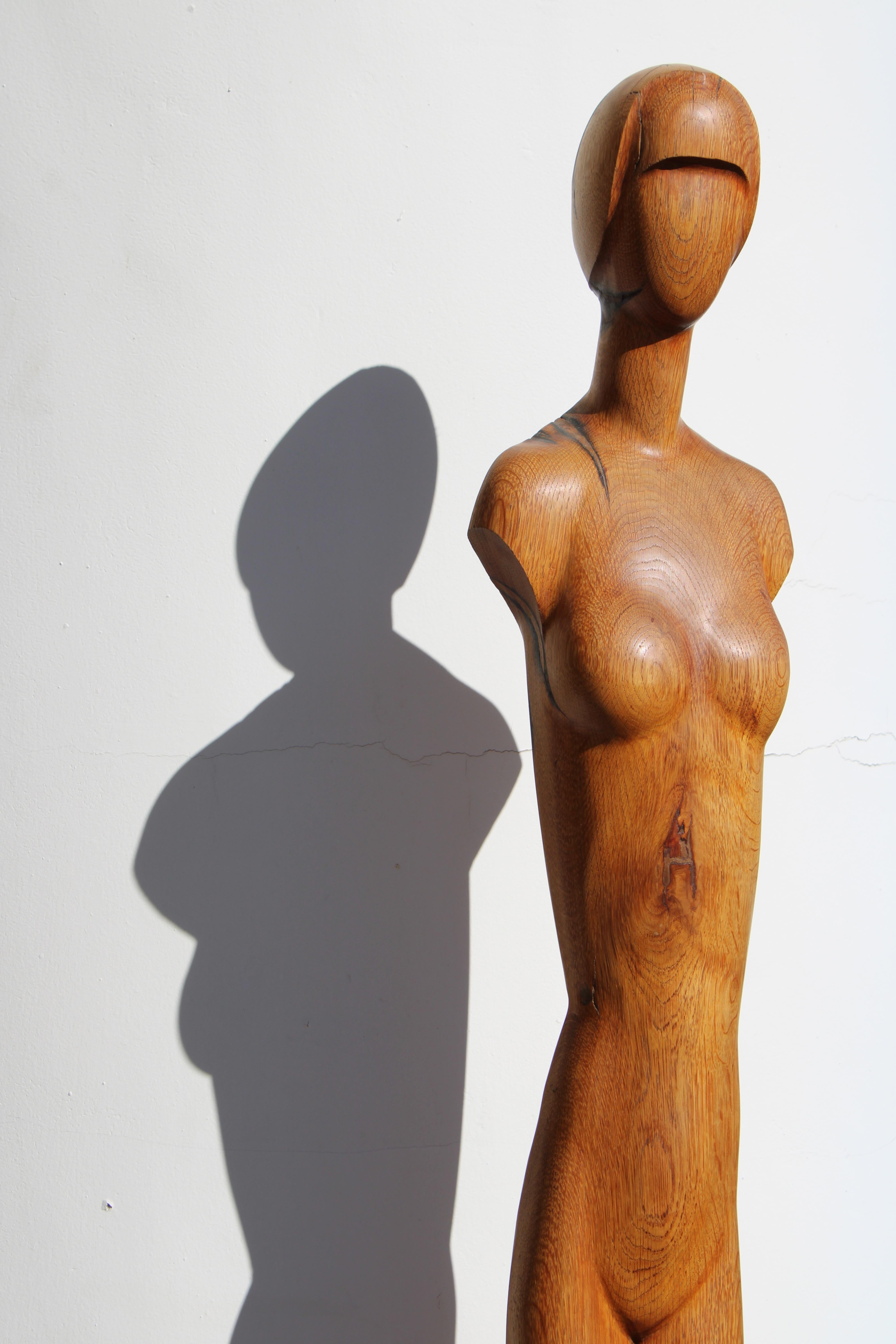 Sechs Fuß Art Deco Figurative Frauenskulptur im Zustand „Gut“ im Angebot in Palm Springs, CA