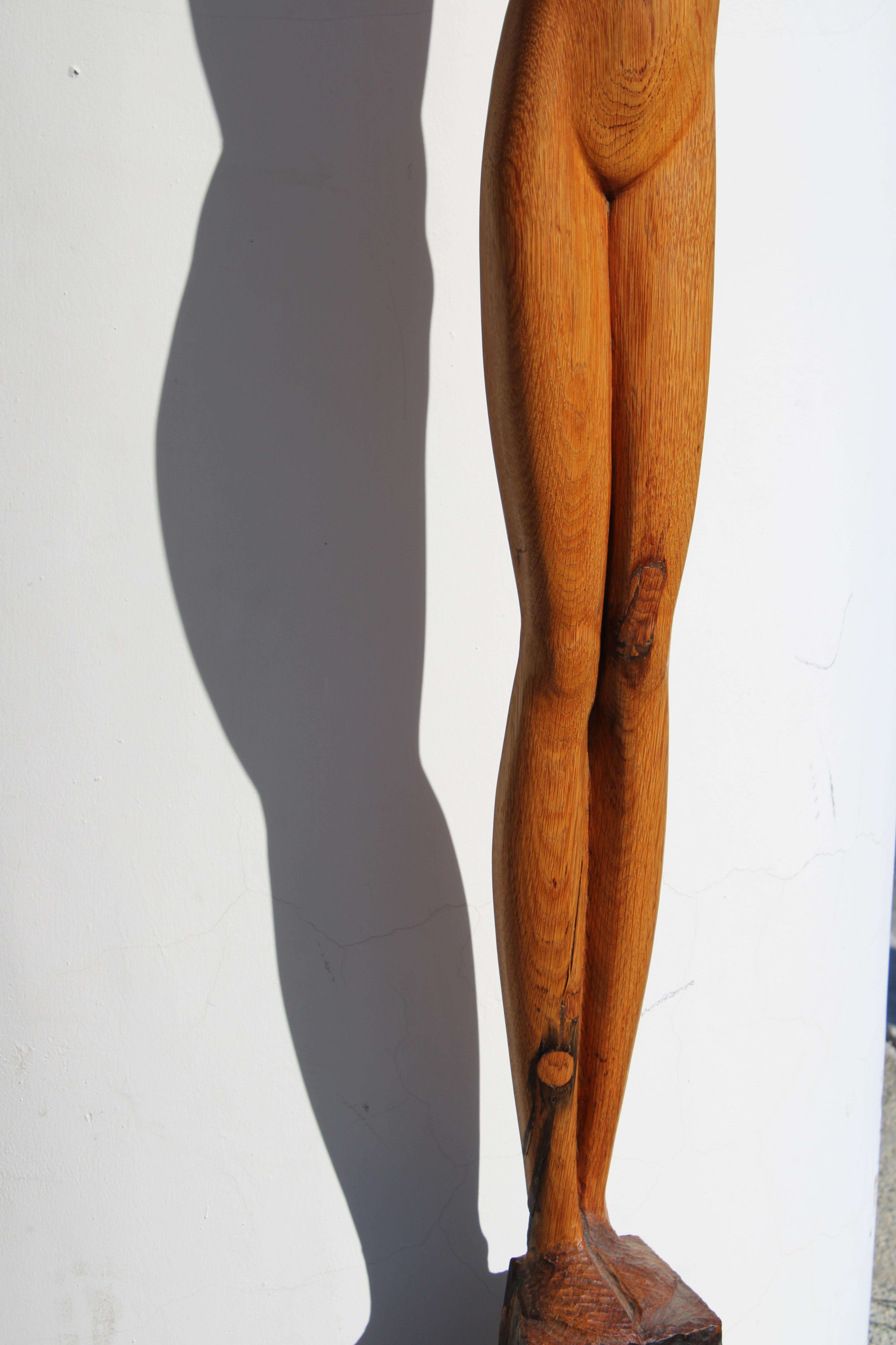 Sechs Fuß Art Deco Figurative Frauenskulptur (Holz) im Angebot