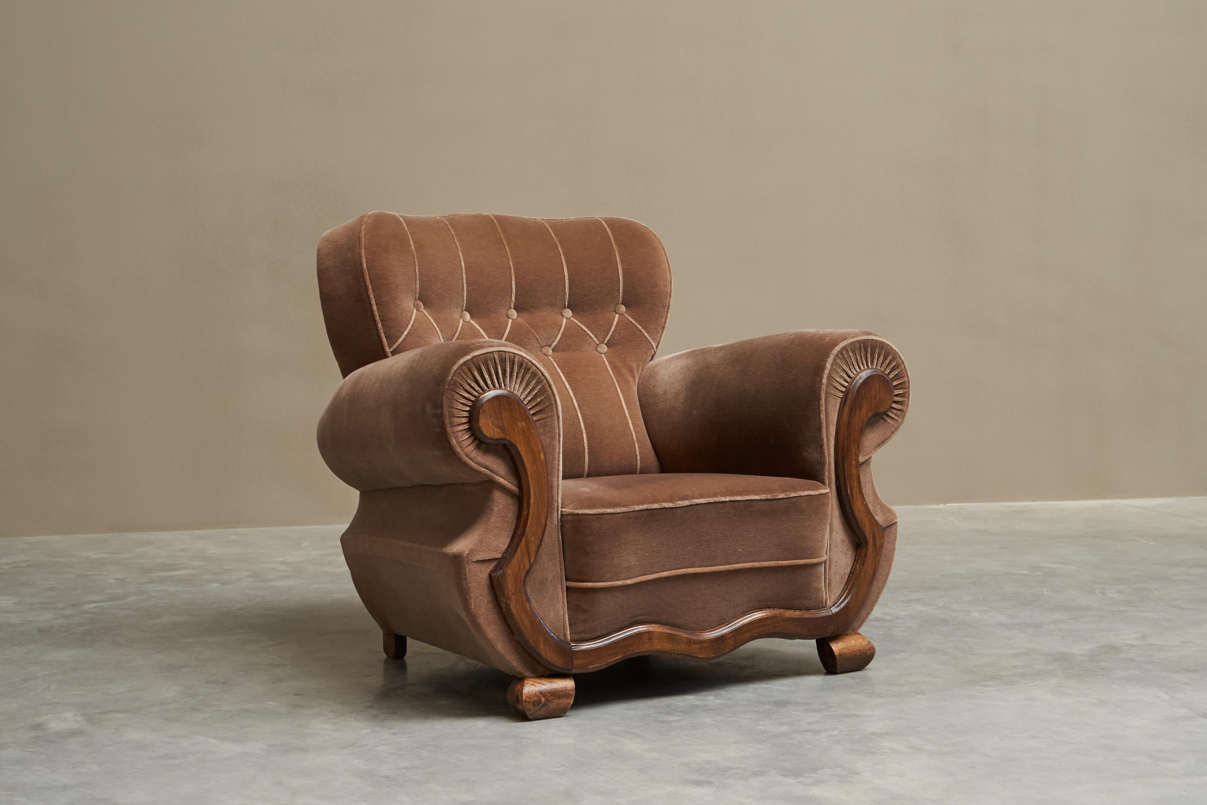 Monumental Art Deco Lounge Chair in Velvet and Oak, Europe, 1930s.

This is a very distinct and large scale art deco lounge chair in velvet and oak, made in the 1930s. Probably Dutch or Belgian.

A chair of monumental proportions - it is 104 cm / 41