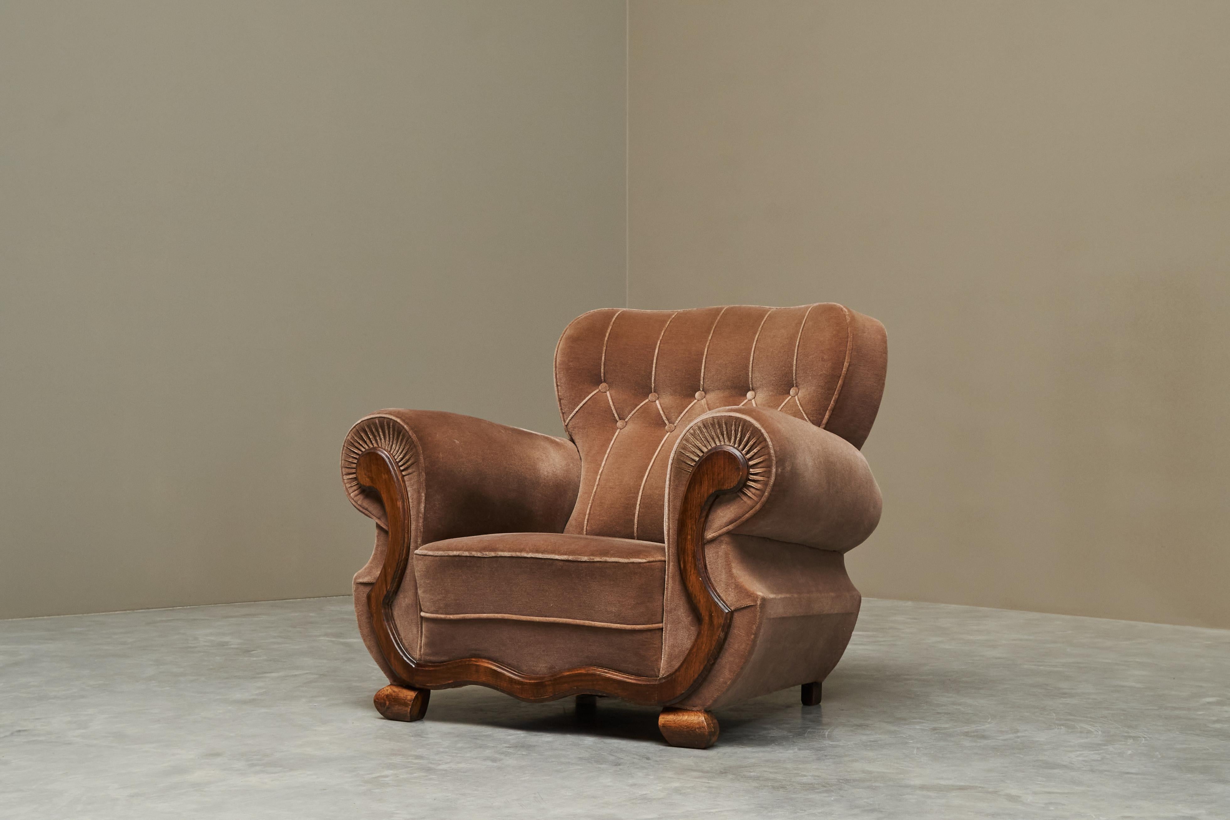 Monumental Art Deco Lounge Chair in Velvet and Oak 1930s In Good Condition For Sale In Meer, VAN