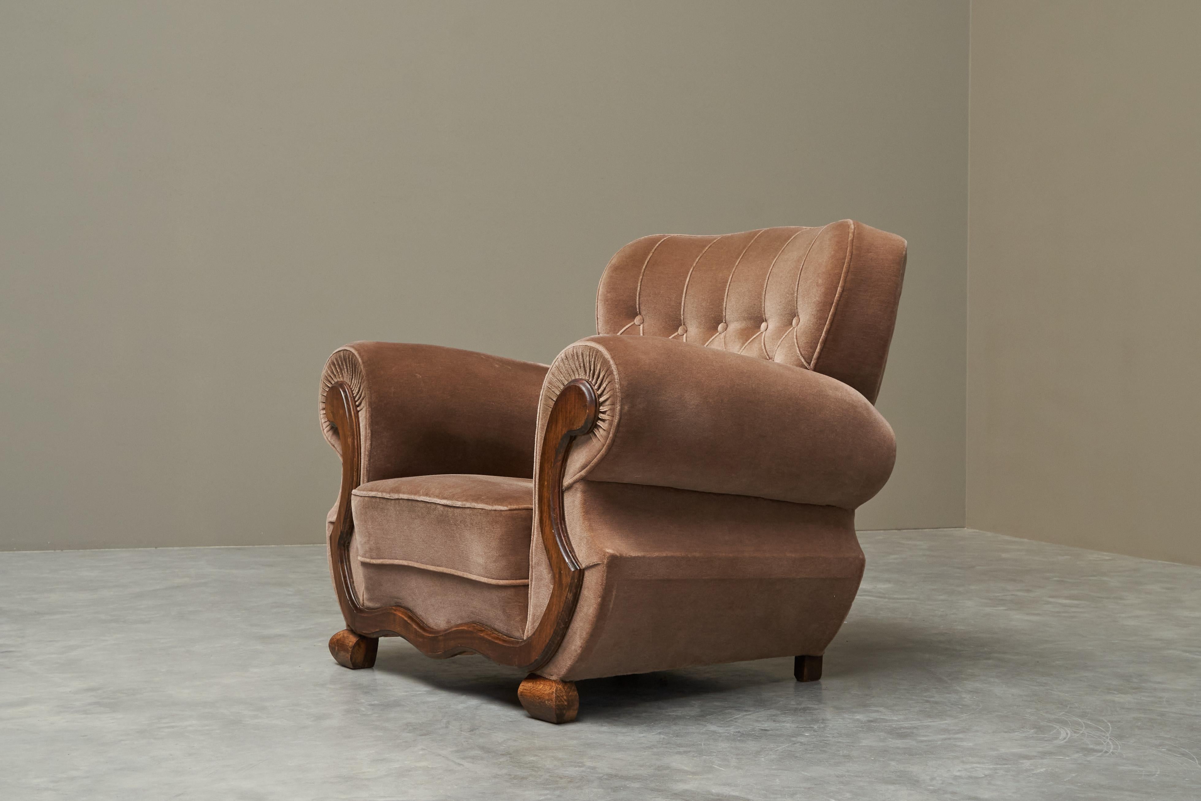 Monumental Art Deco Lounge Chair in Velvet and Oak 1930s For Sale 1