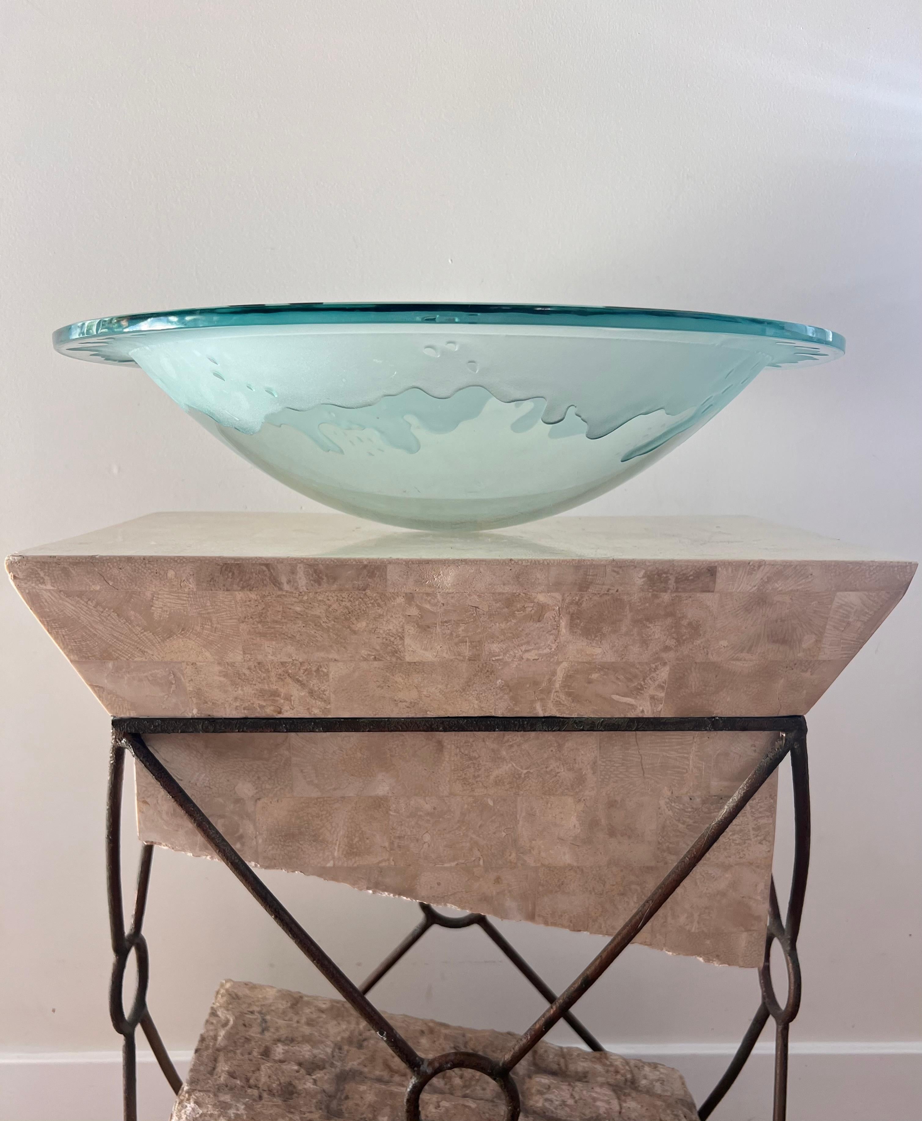 Monumental art glass platter with frosted motif, on plinth, late 20th century For Sale 4