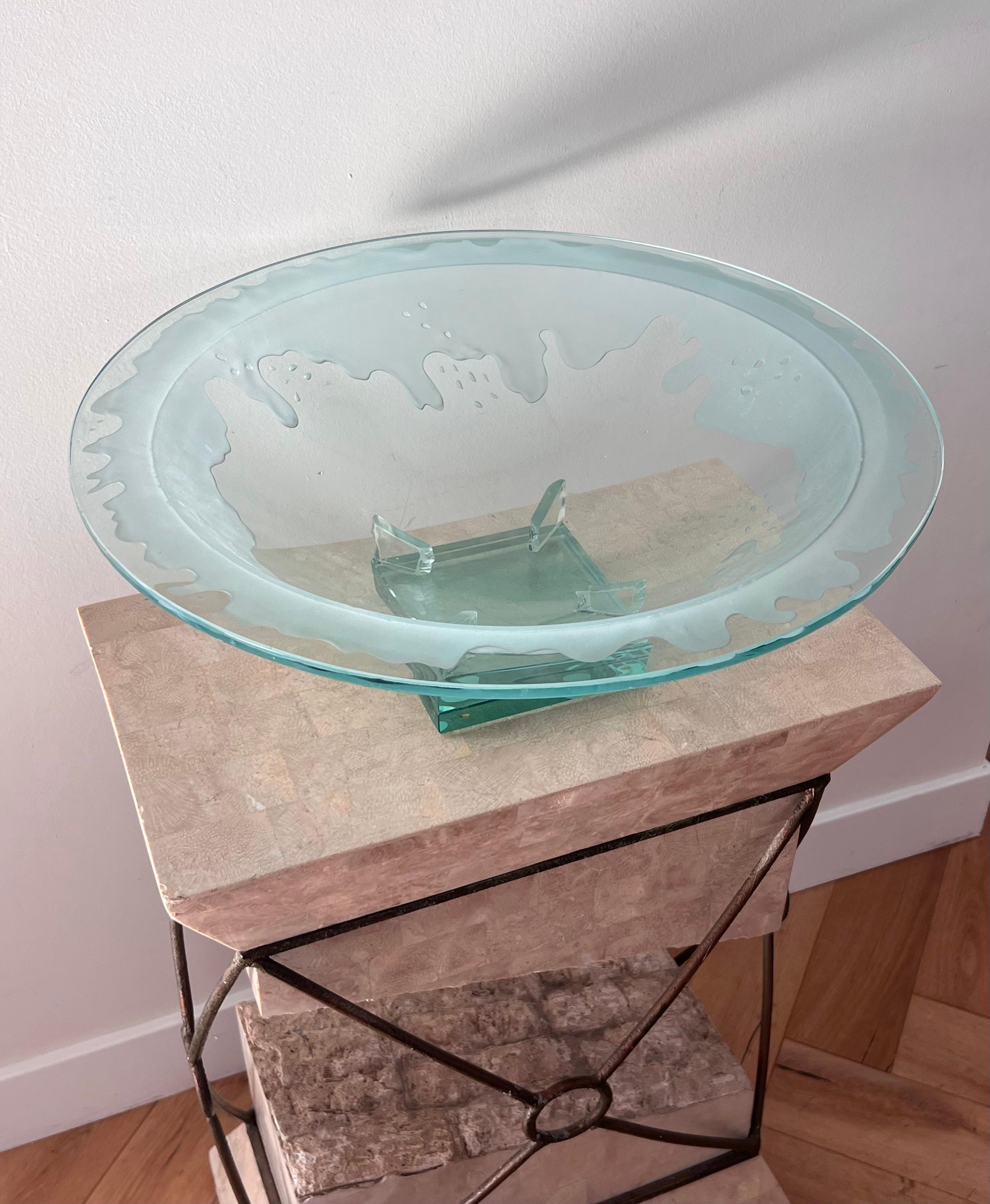 Monumental art glass platter with frosted motif, on plinth, late 20th century For Sale 5