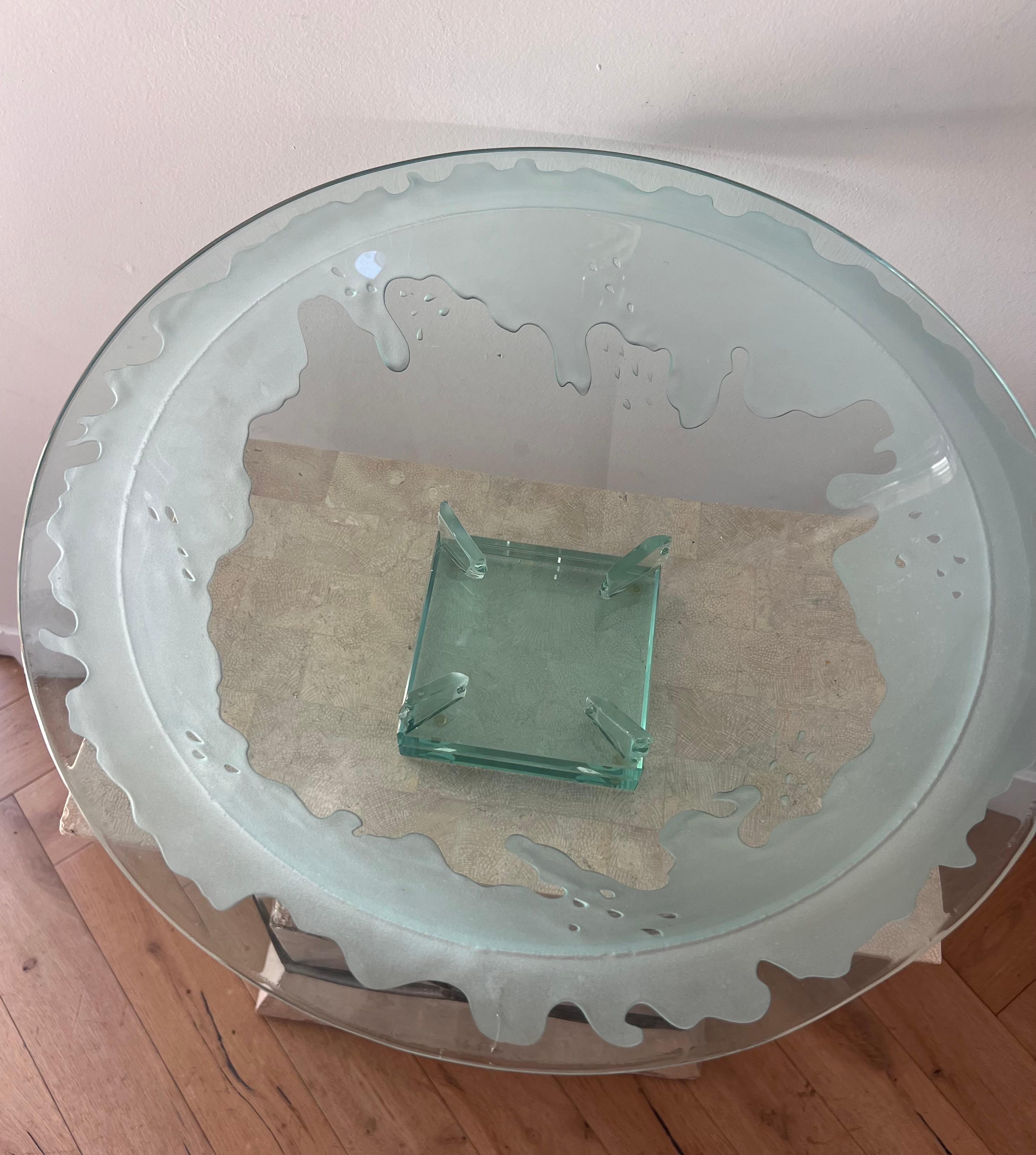 Monumental art glass platter with frosted motif, on plinth, late 20th century For Sale 7