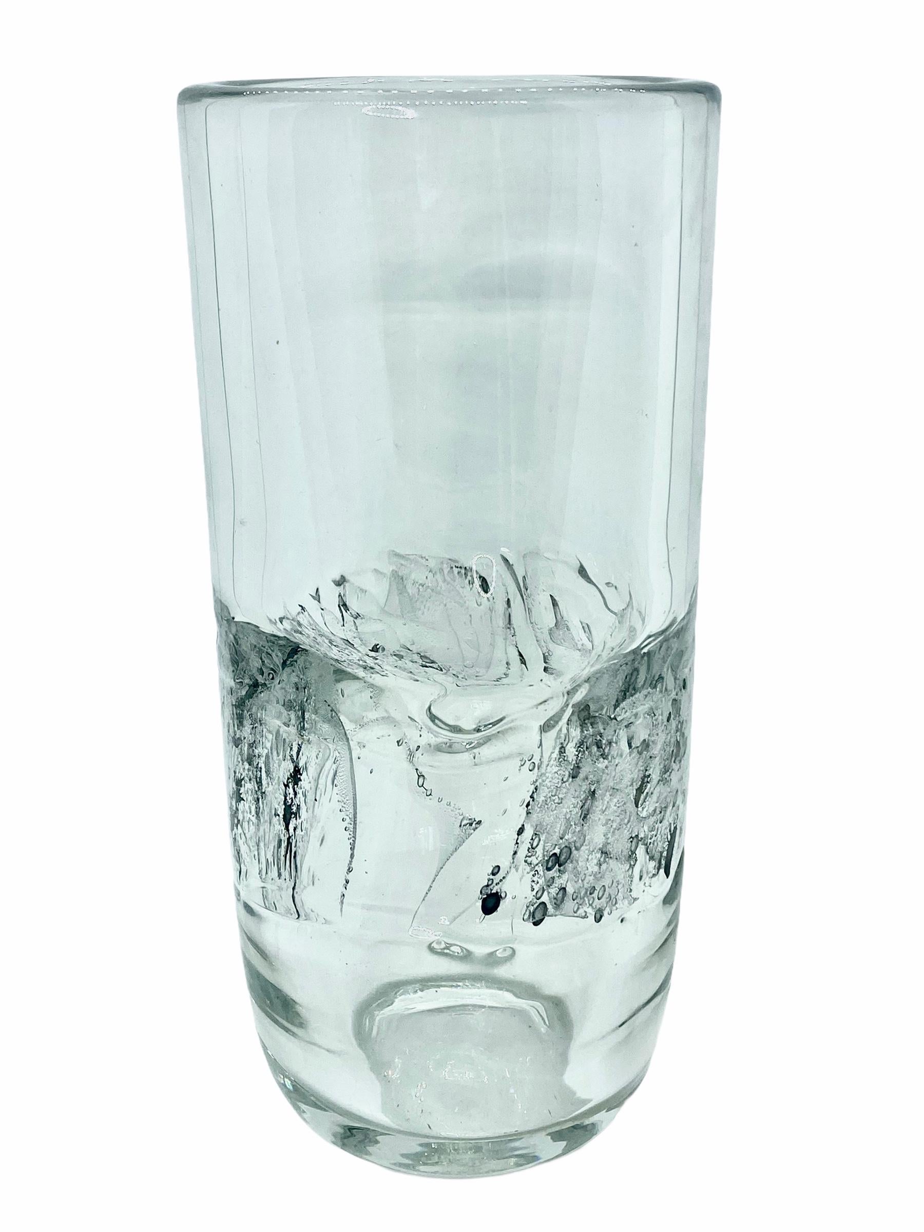 Magnifique vase en verre d'art allemand soufflé à la main. Créé par un étudiant de l'école de verre de Zwiesel, dans la ville de verre de Zwiesel, dans la forêt bavaroise. Verre transparent avec beaucoup de petites paillettes grises à l'intérieur.