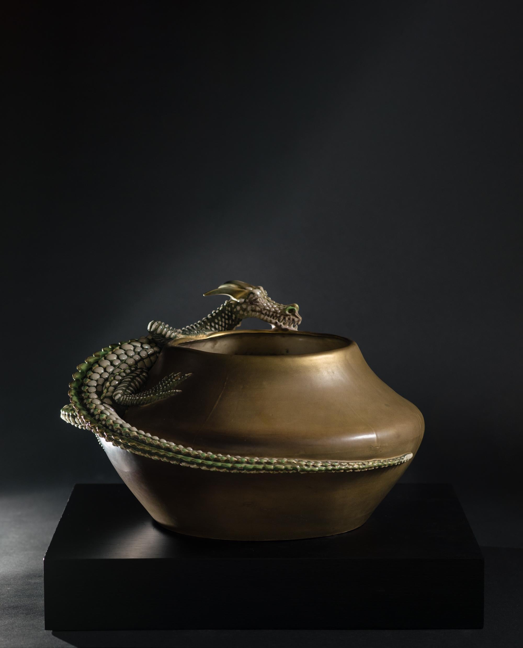 Model #13

Eduard Stellmacher and Co, Porzellanfabrik und Kunstkeramische Industriewerke

Spinto a fondare una nuova azienda che producesse porcellane di lusso e oggetti in ceramica basati sulle sue aspirazioni estetiche, Stellmacher lasciò Amphora