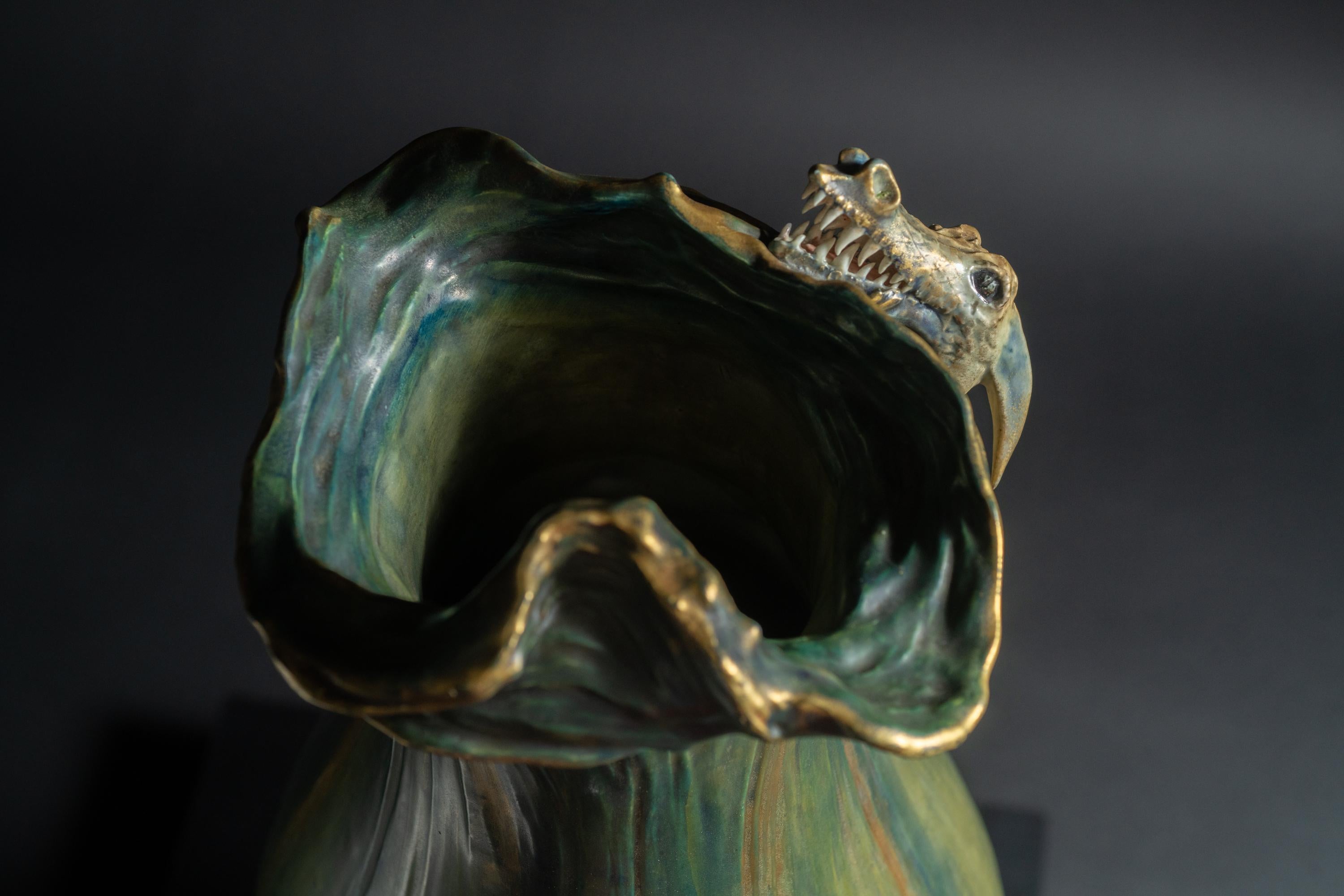 Monumentale Amphora-Vase im Jugendstil mit Saurian-Muster von Eduard Stellmacher & Co. im Angebot 3
